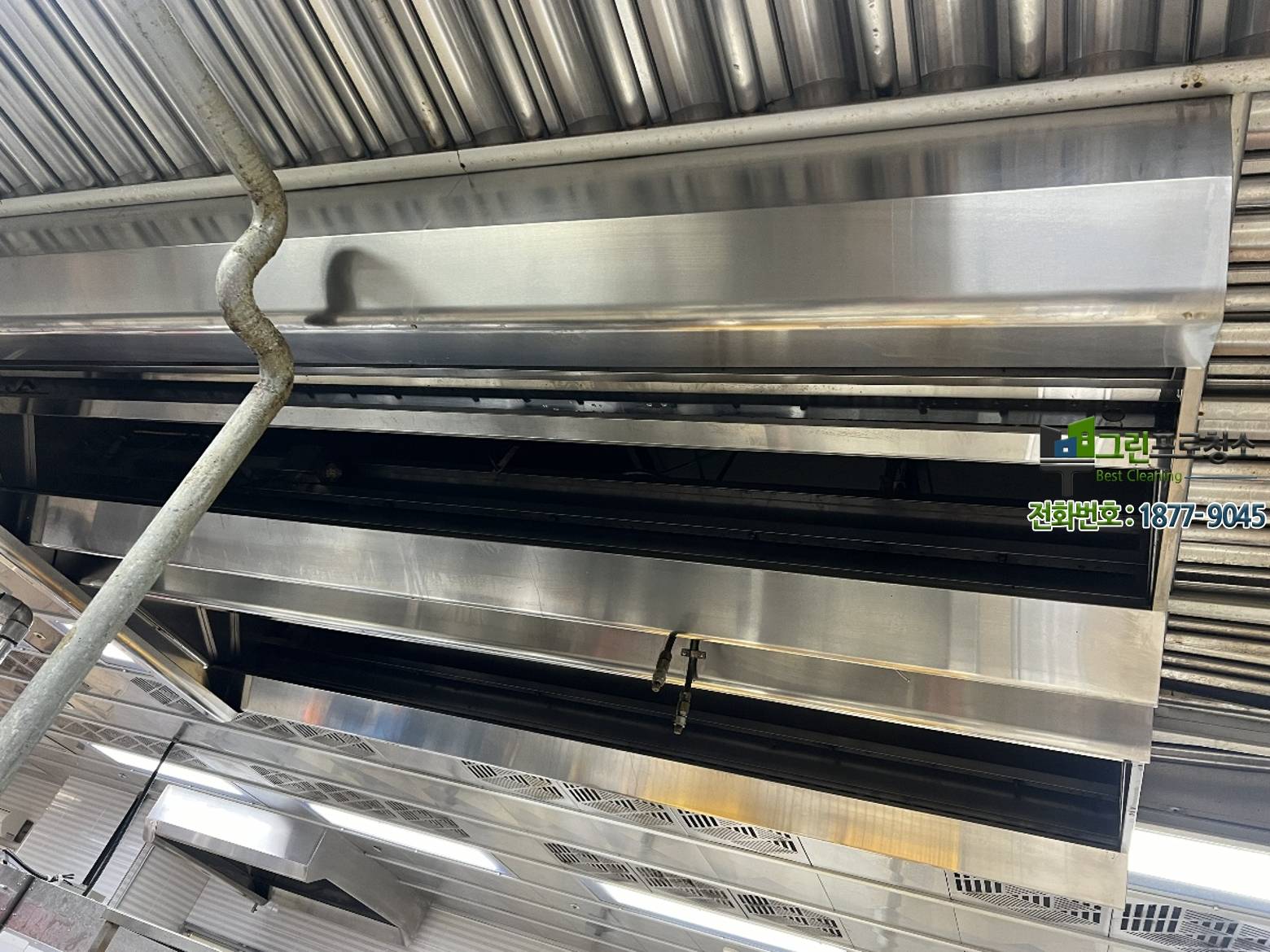 식당 주방 깊은 곳까지 청소하는 모습