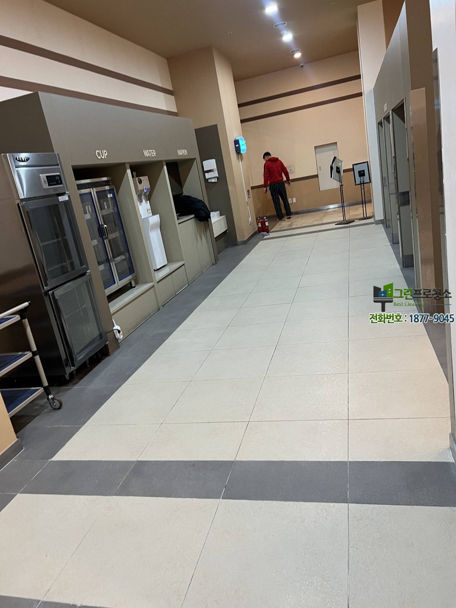 식당 홀과 바닥을 깨끗하게 관리한 이미지
