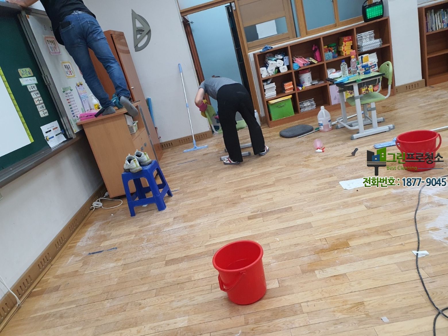 경험 많은 청소 전문가의 현장 작업 모습