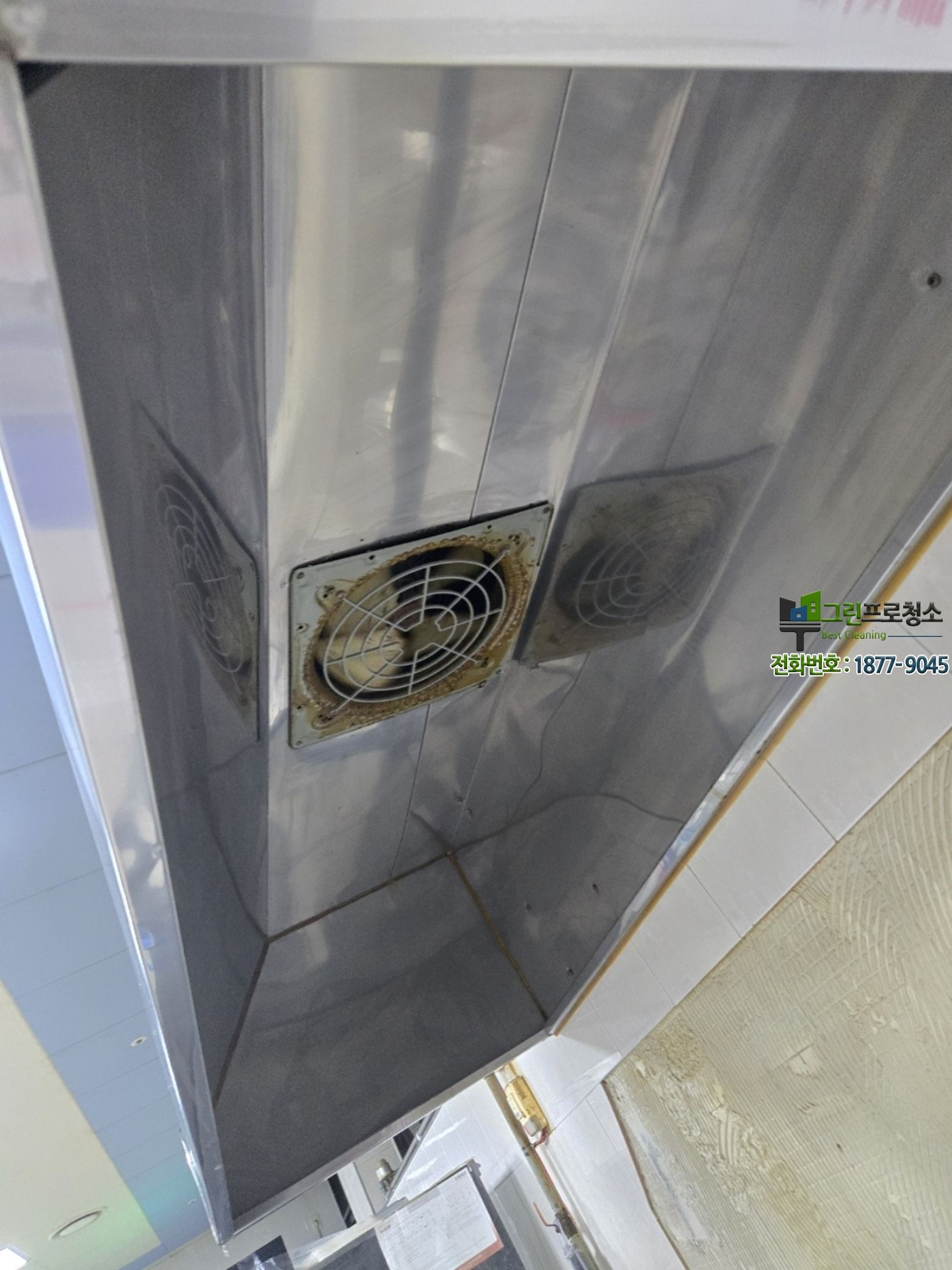 전문 약품으로 기름때를 분해하는 작업 모습