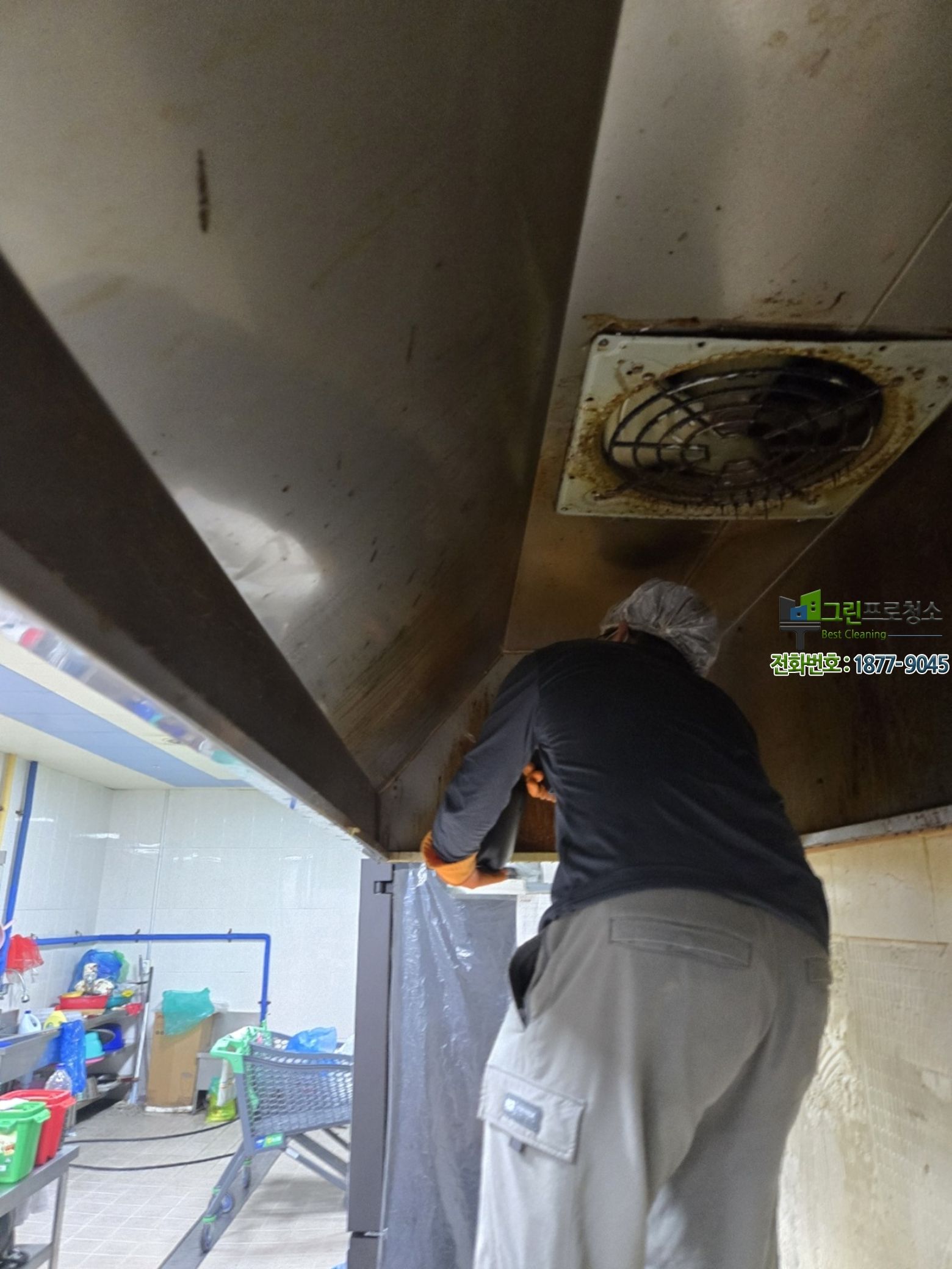 정기 청소로 관리된 식당 주방