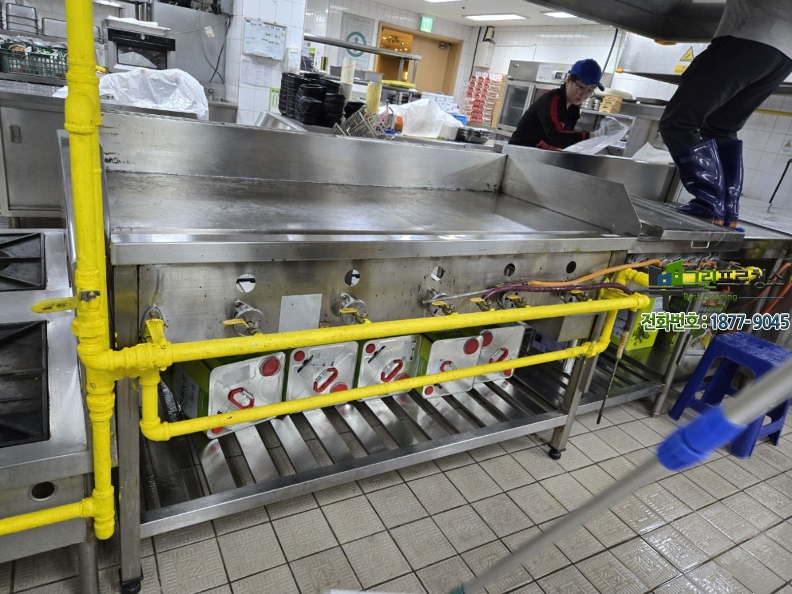 식당 주방 바닥 집수정 구조와 오염 상태 확인 장면