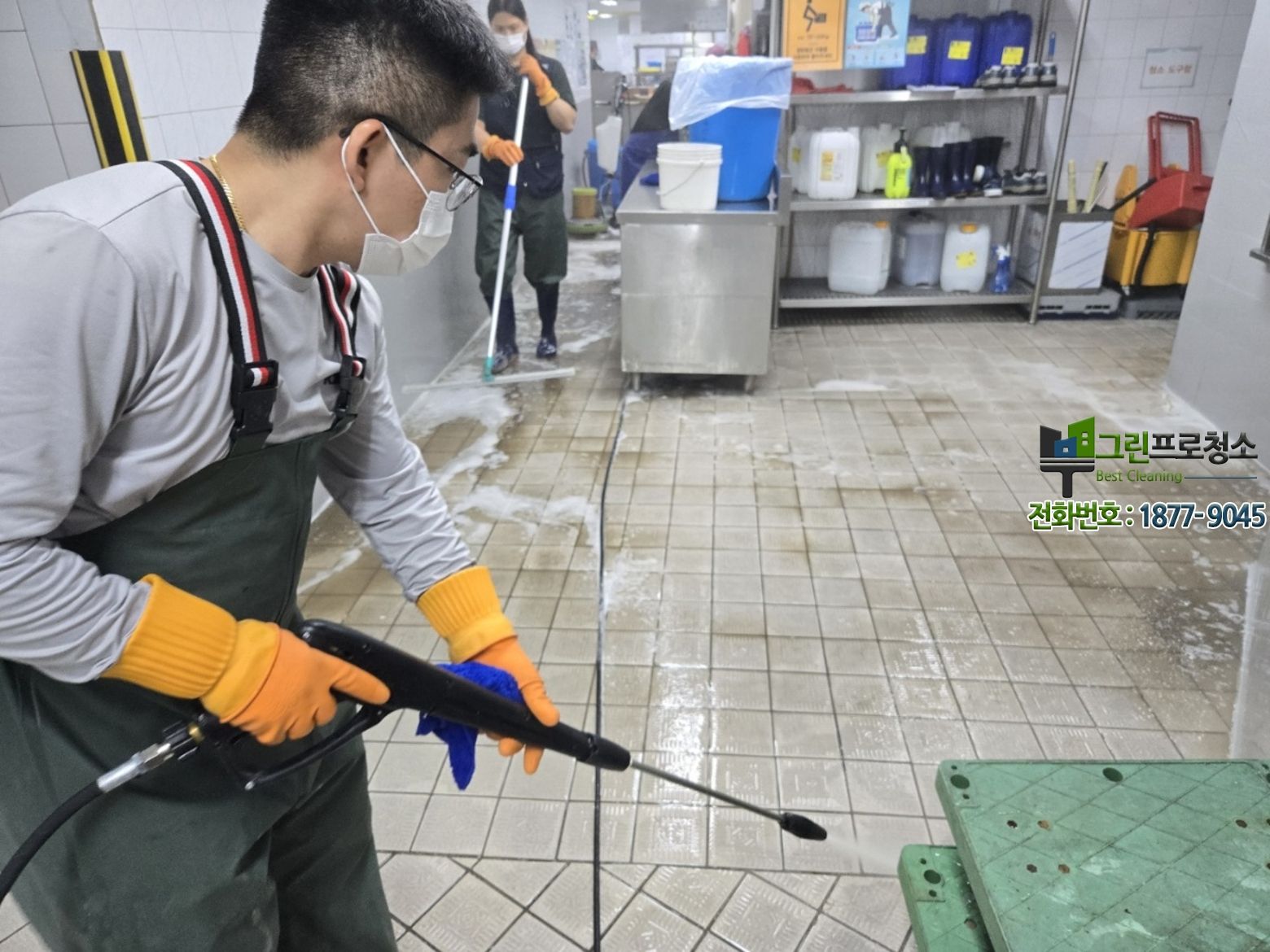 깨끗하게 관리된 식당 주방 전경 이미지