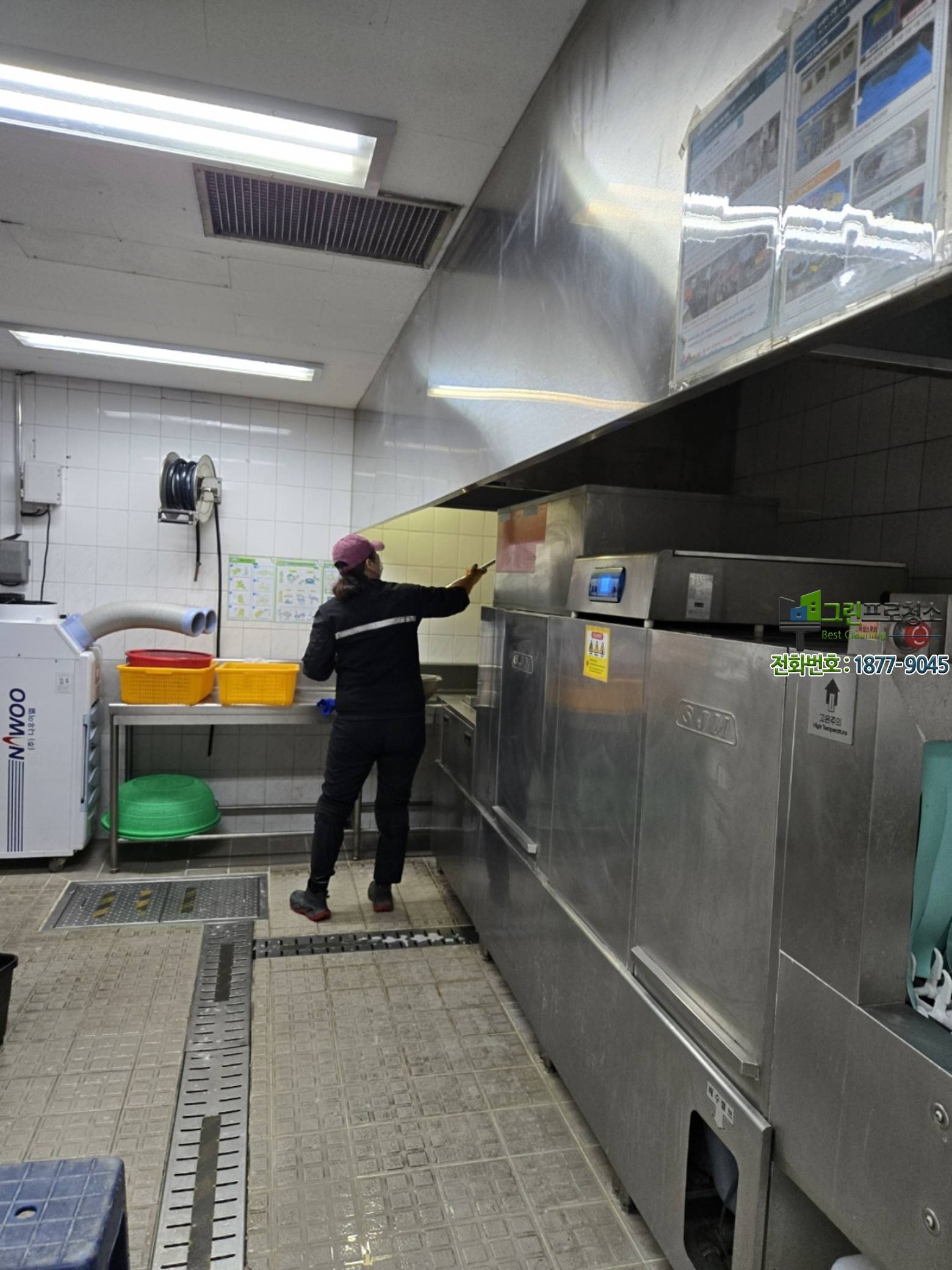 배수로에 쌓인 기름찌꺼기와 이물질 모습