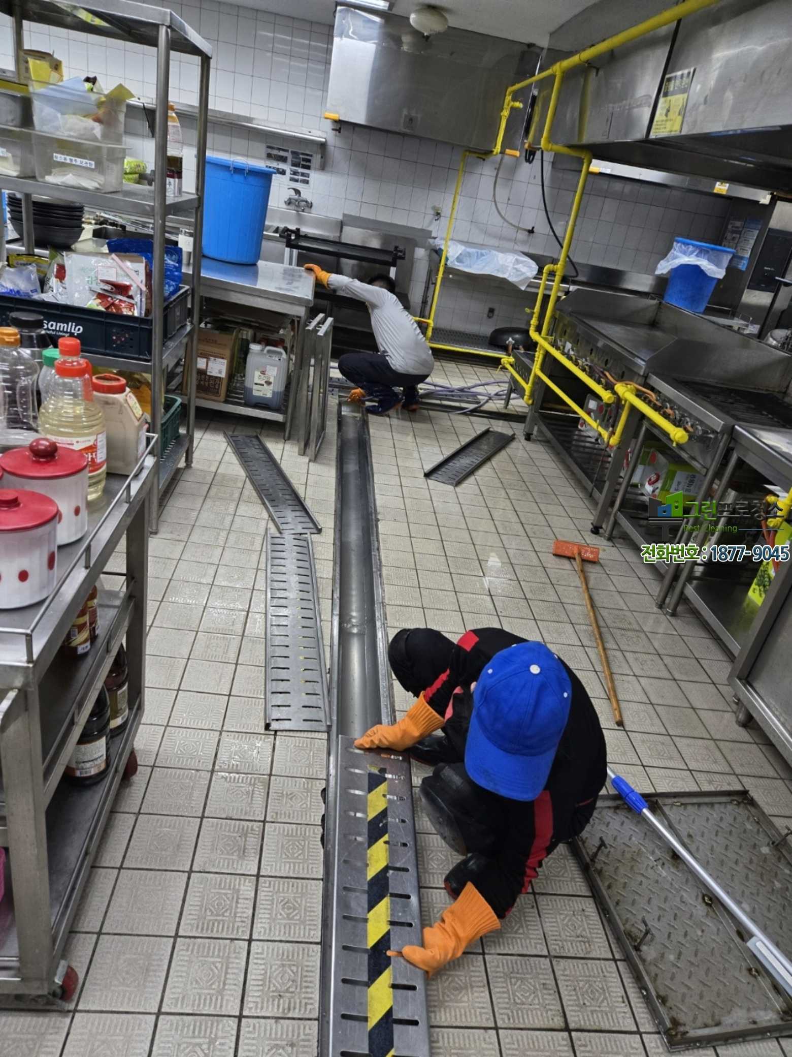 해충 발생 원인이 되는 오염된 배수로 상태