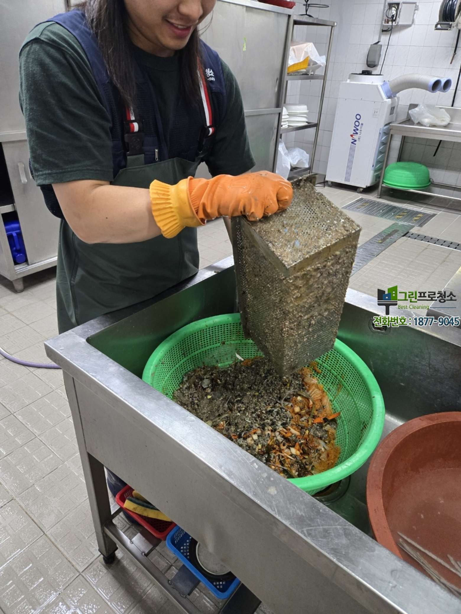 집수정 내부 구조를 확인하며 청소하는 작업 모습