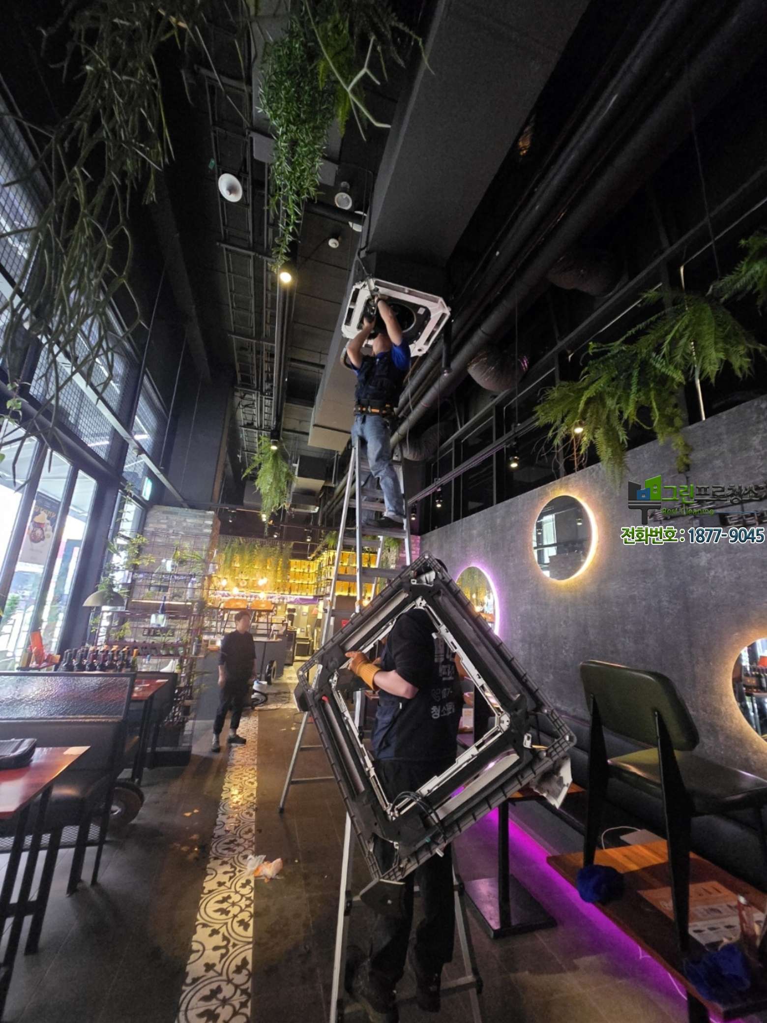 청소 후 깨끗해진 식당 바닥