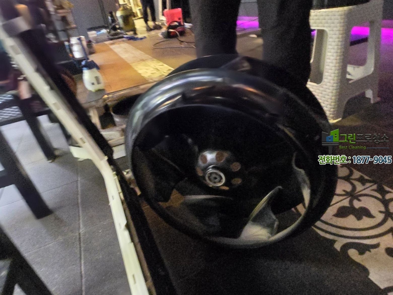 식당 바닥 청소 작업 개념 설명