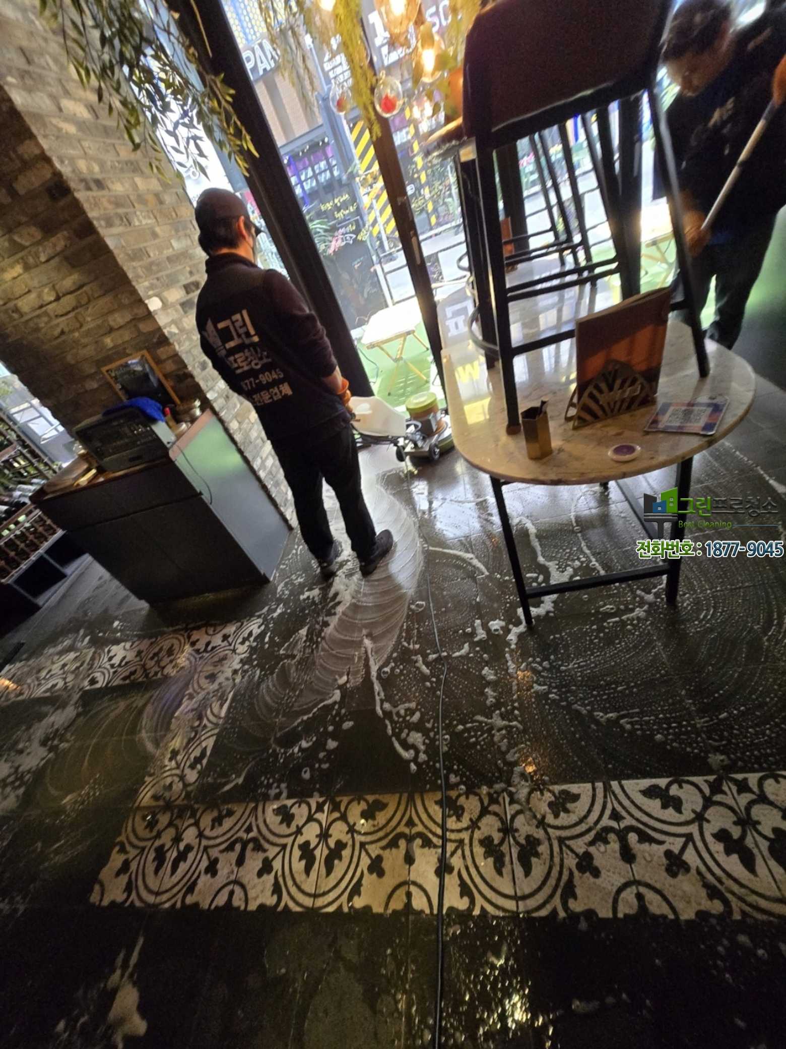 청결한 식당 내부 전경