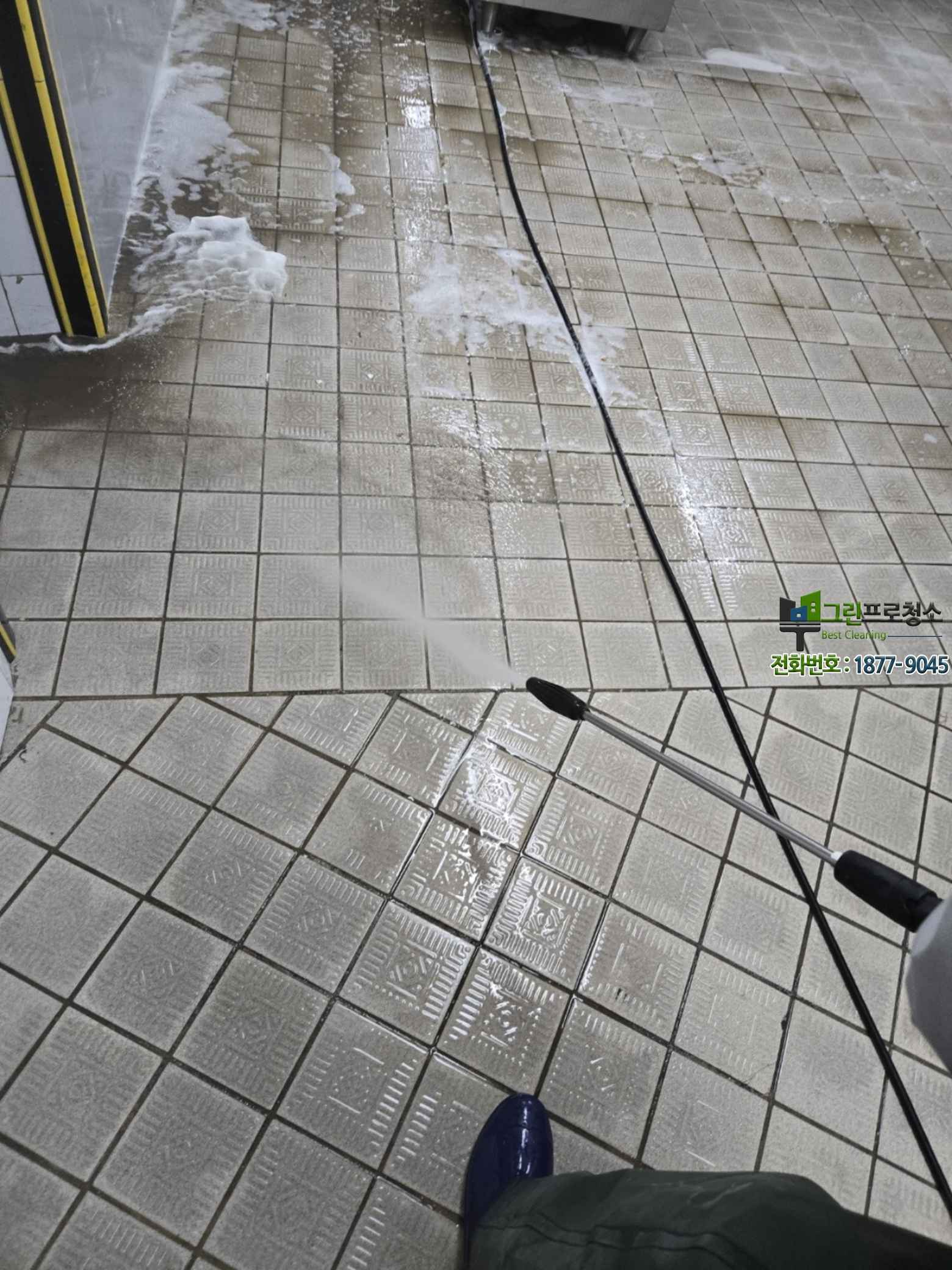 전문 청소 후 만족스러운 식당 운영 이미지