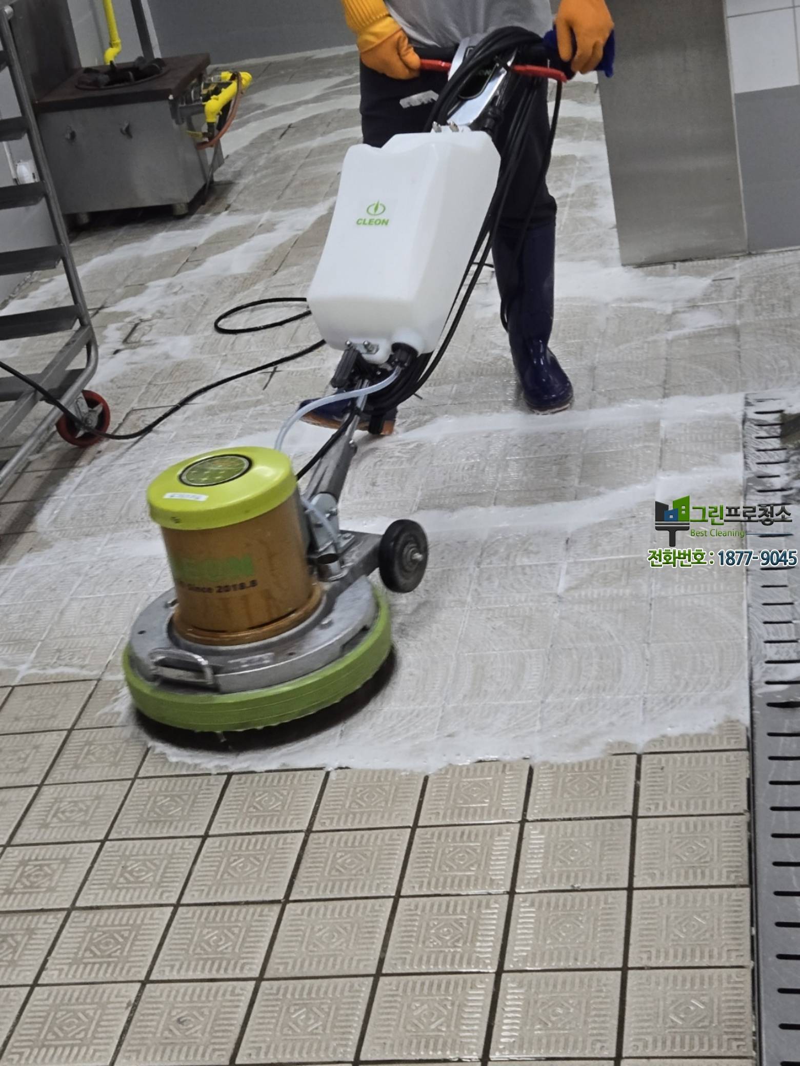 주방과 홀을 구분해 청소하는 모습