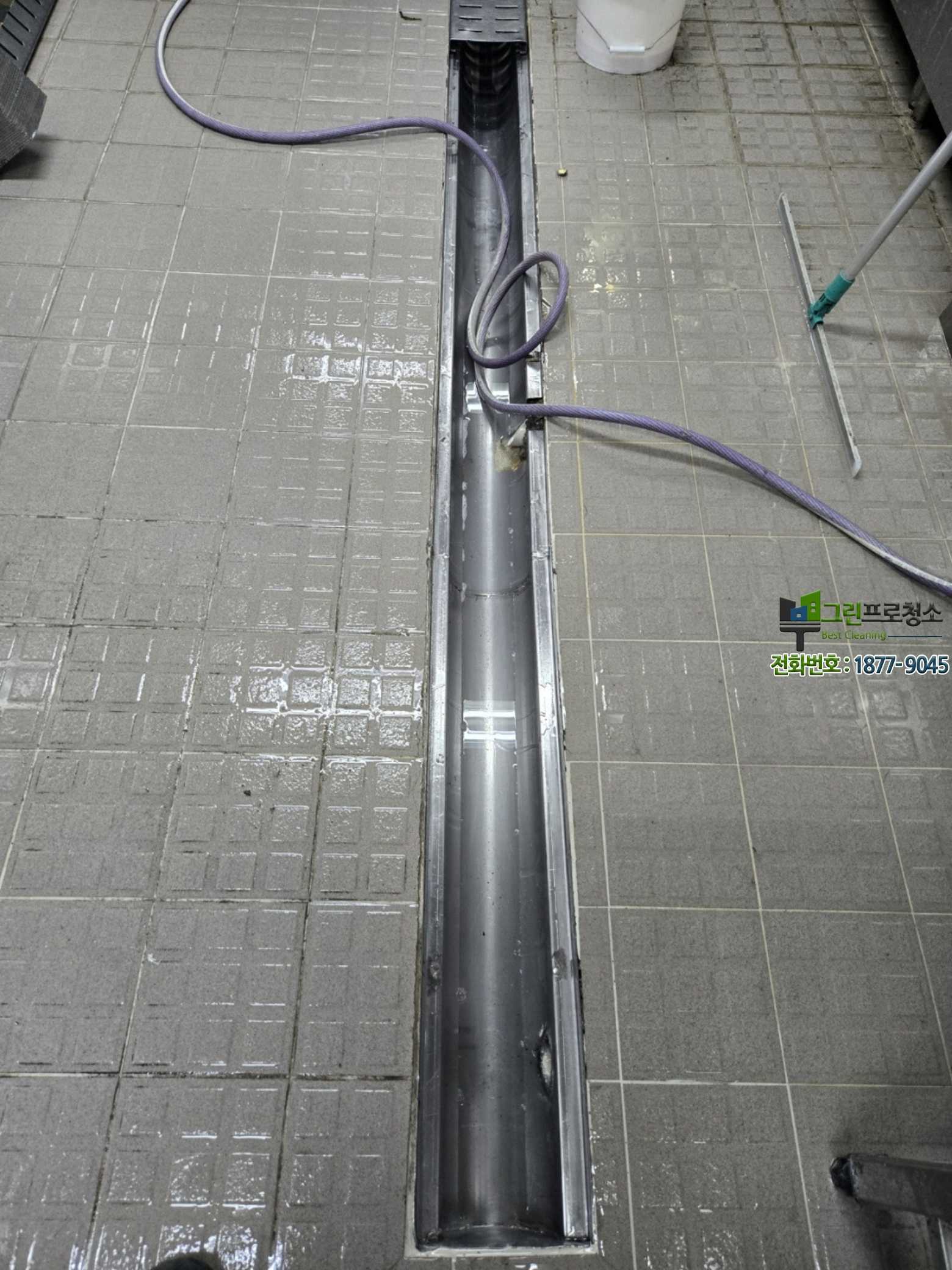 정기 청소 후 깔끔해진 식당 내부