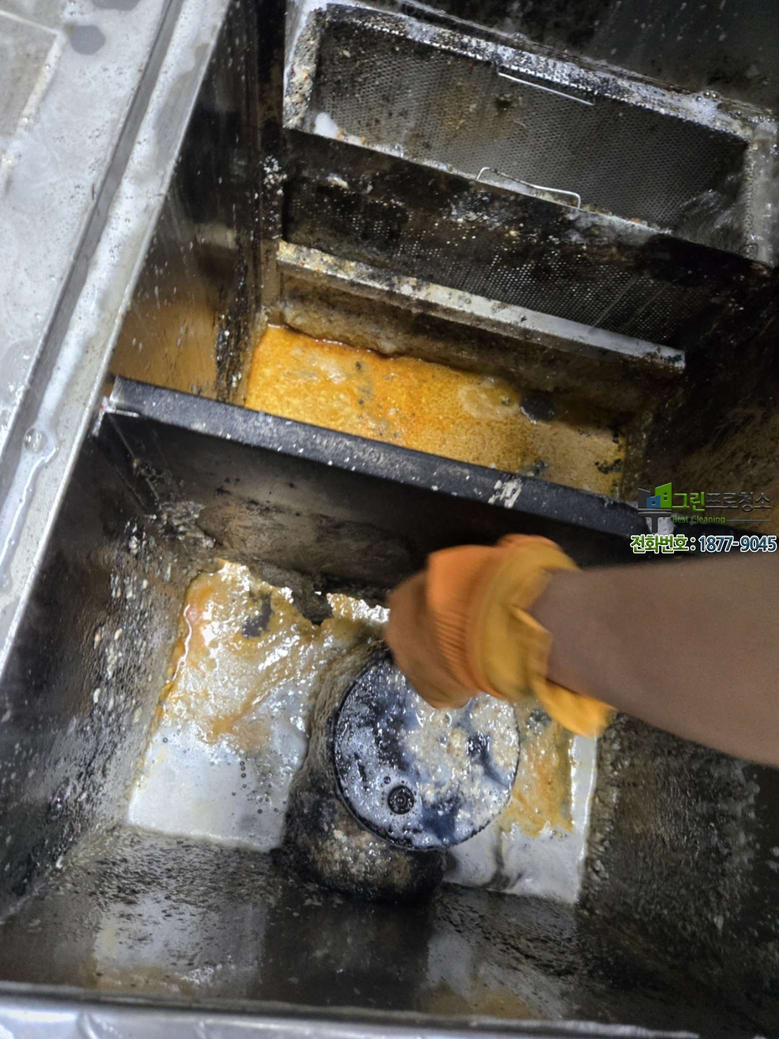 친환경 청소 방식으로 작업하는 모습