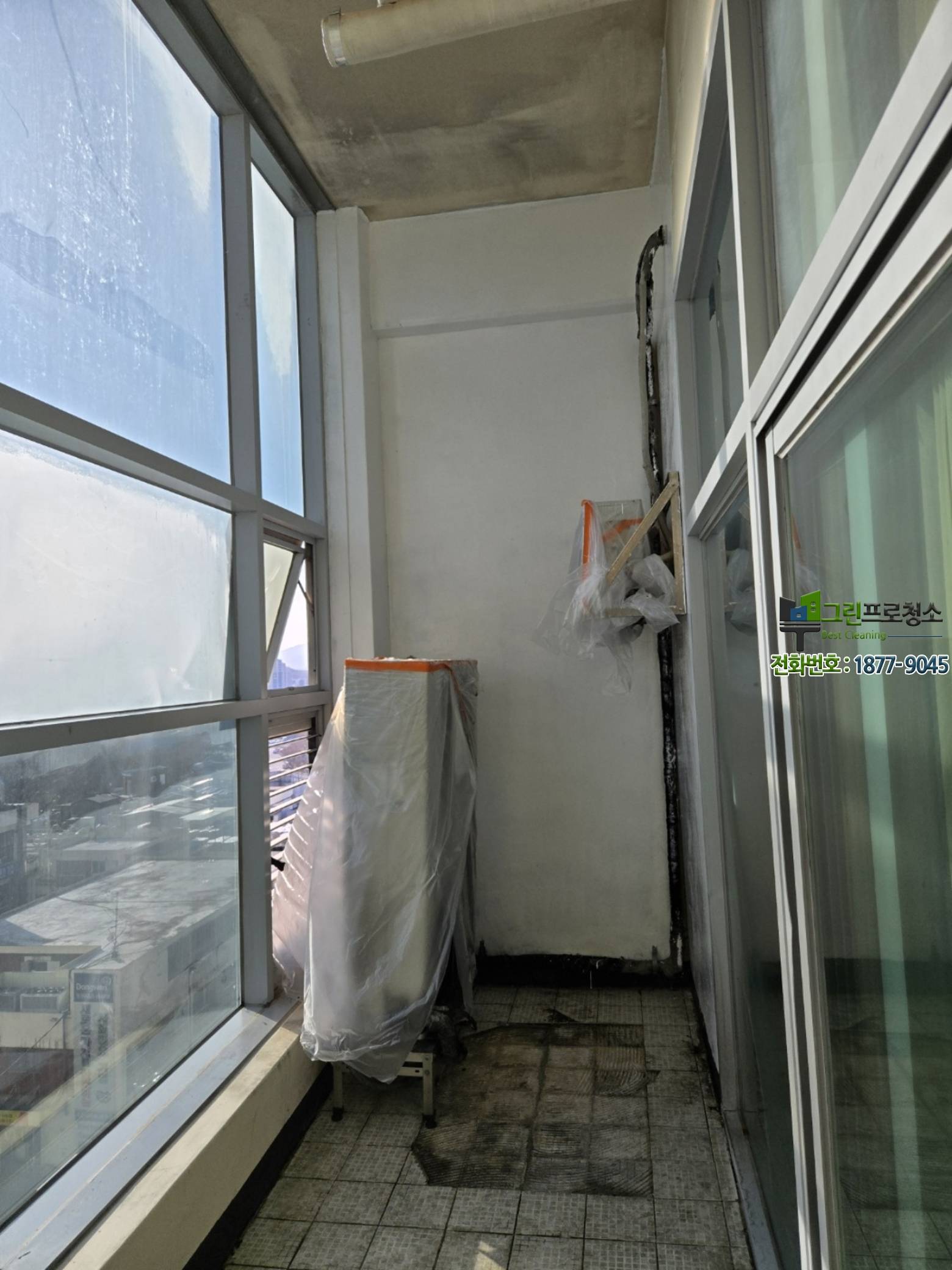 화재 이후 실외기실 내부 그을음과 오염 상태