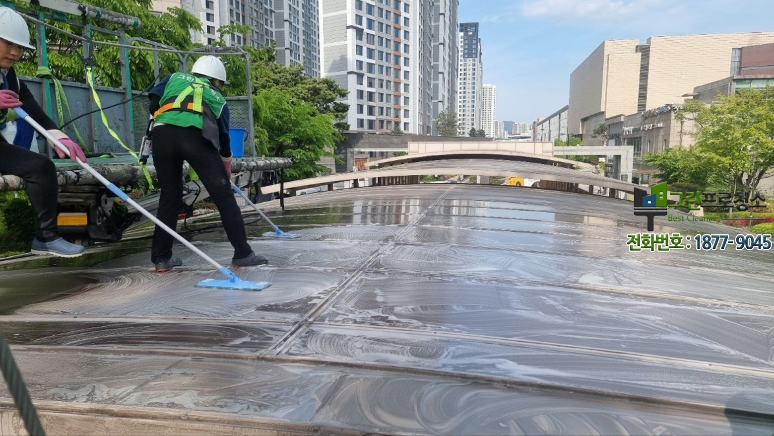 고압세척 장비로 청소하는 주차장