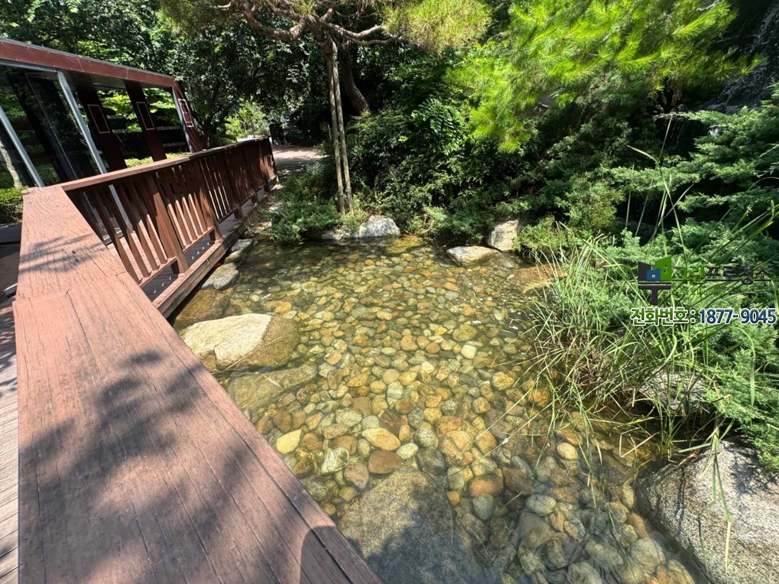 전문 인력이 시설물을 점검하는 모습