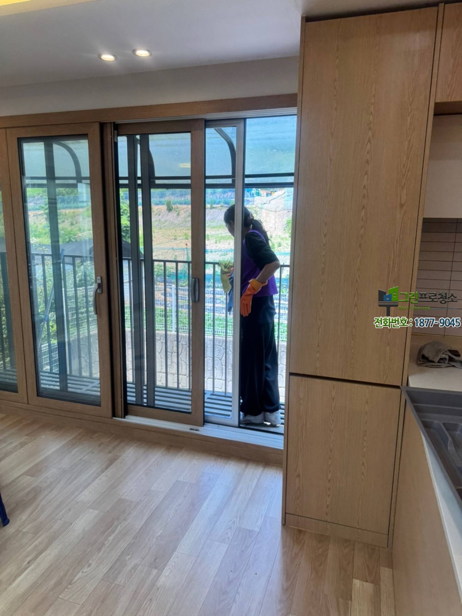 욕실과 거실 세부 청소 모습