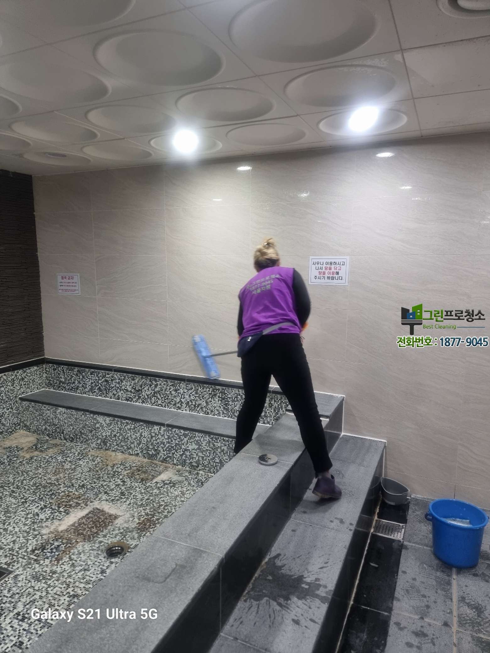 쾌적하게 관리된 아파트 커뮤니티 라운지