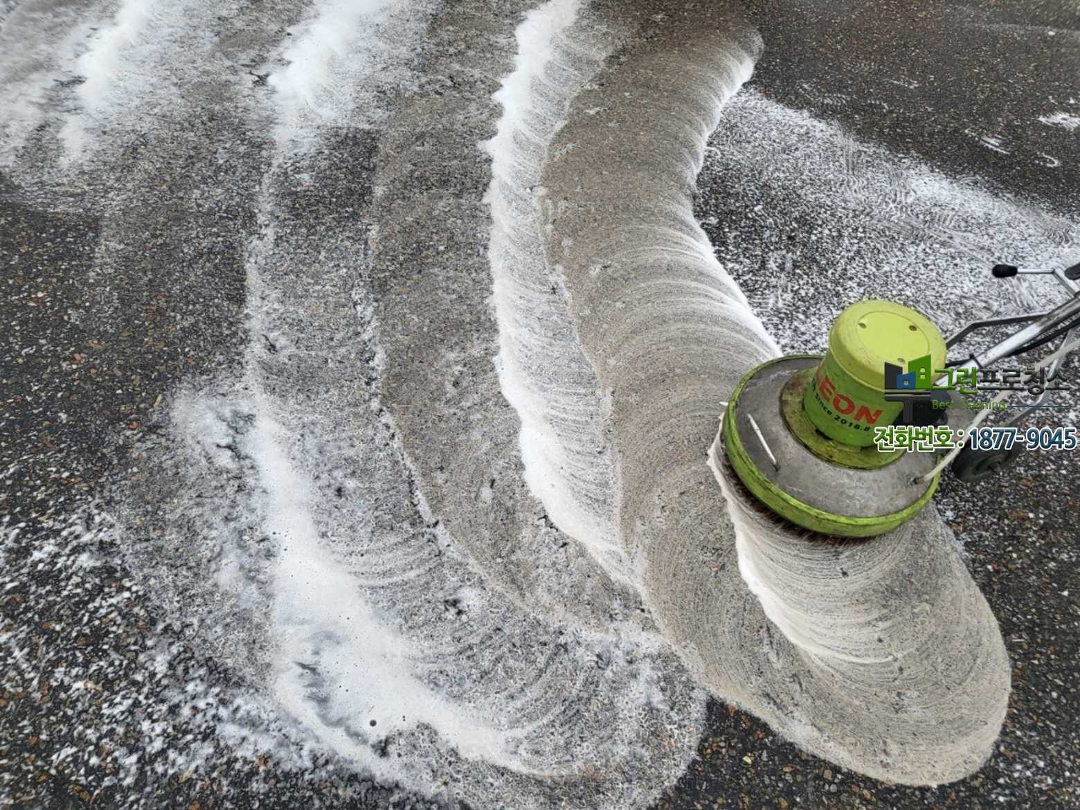 기름 오염이 반복되는 야외 주차장 바닥