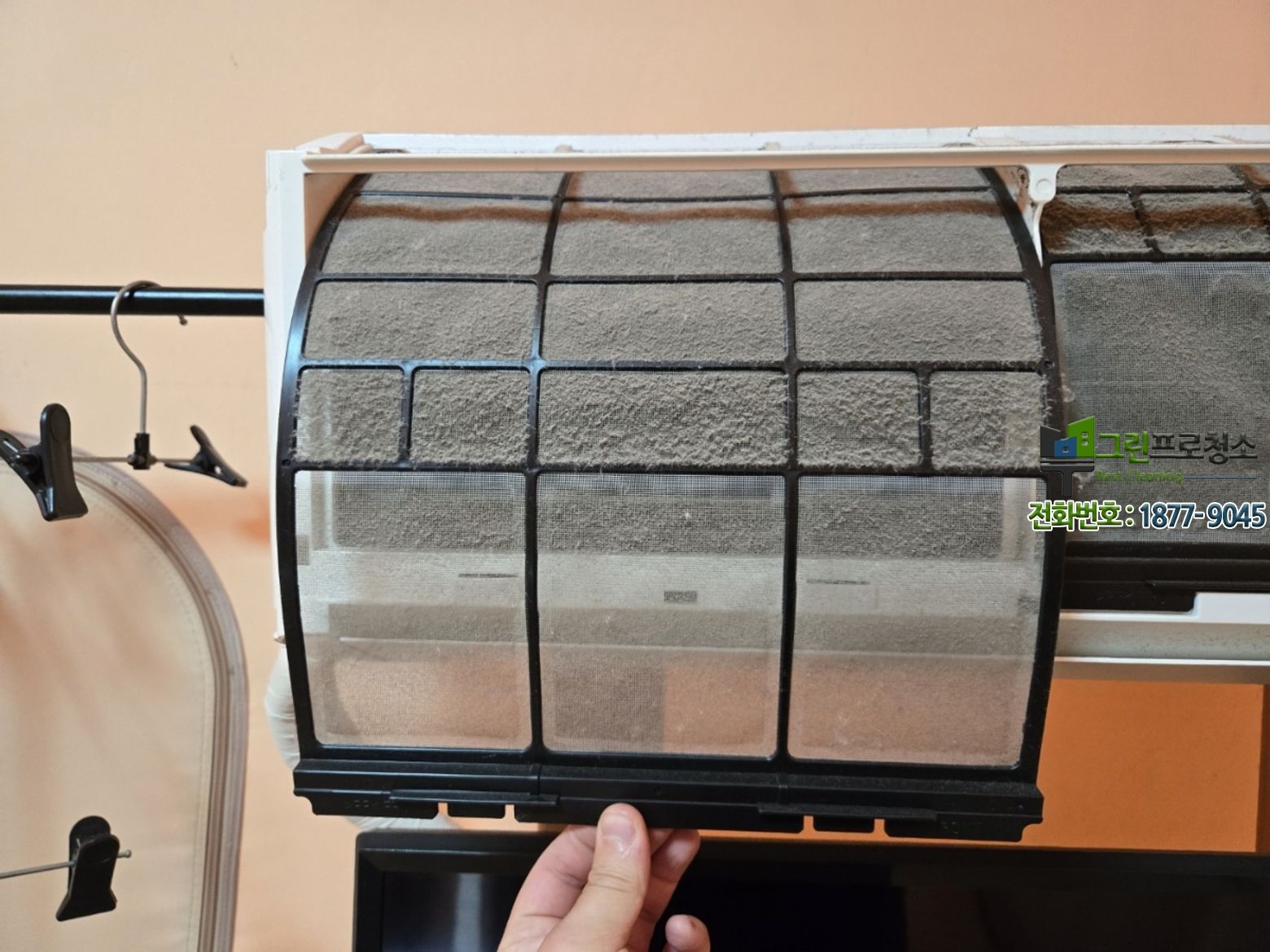 전문 기술자가 에어컨 부품을 점검하는 모습