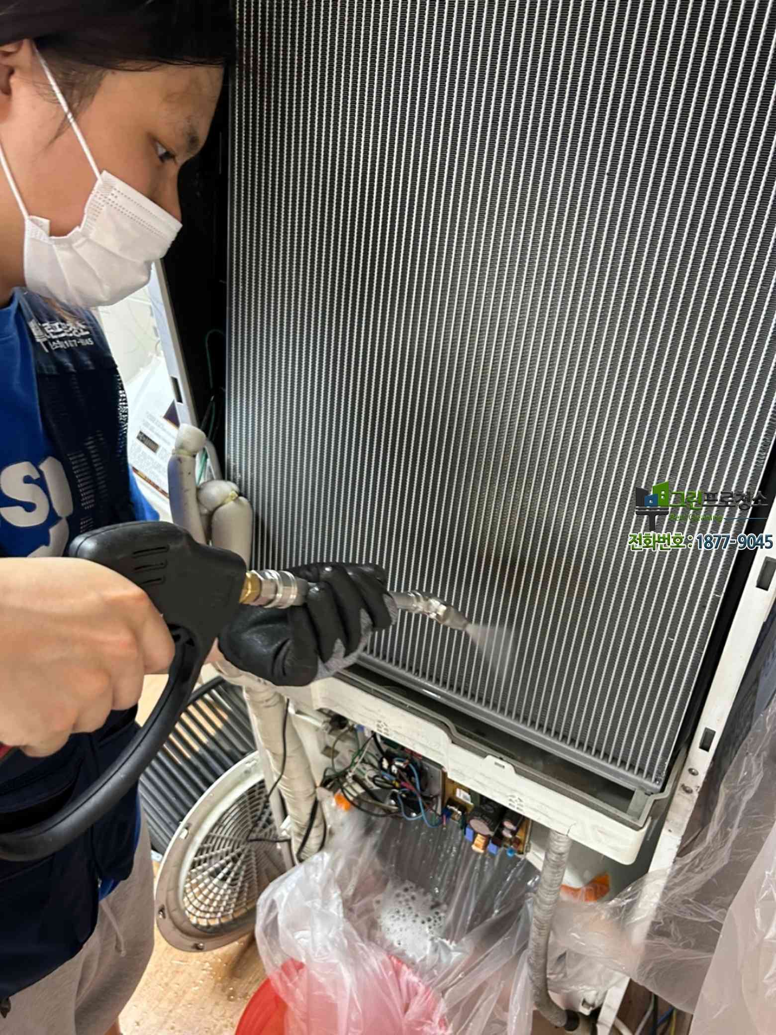 쾌적한 실내 공간과 만족한 고객 모습