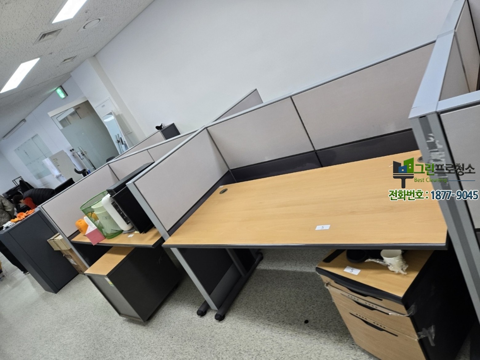 사무실 의자와 파티션의 얼룩이 쌓인 상태