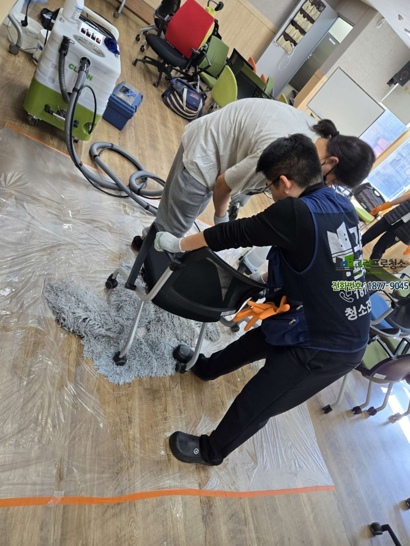 청결한 사무 공간 전경