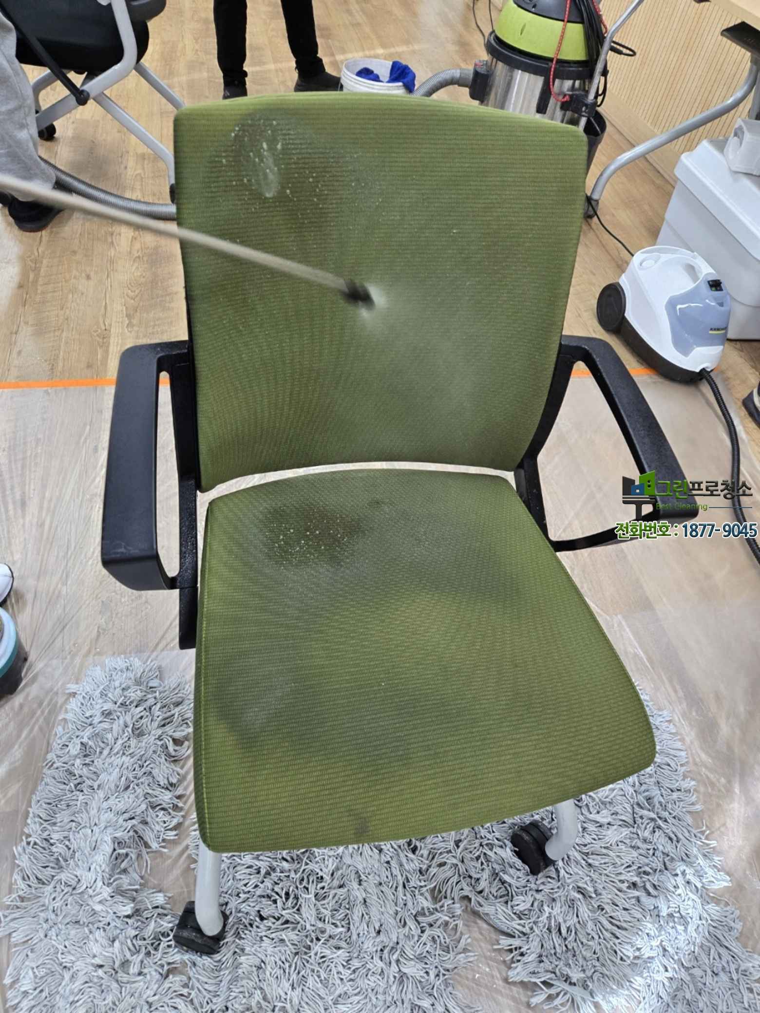 의자 섬유 깊숙이 쌓인 오염물