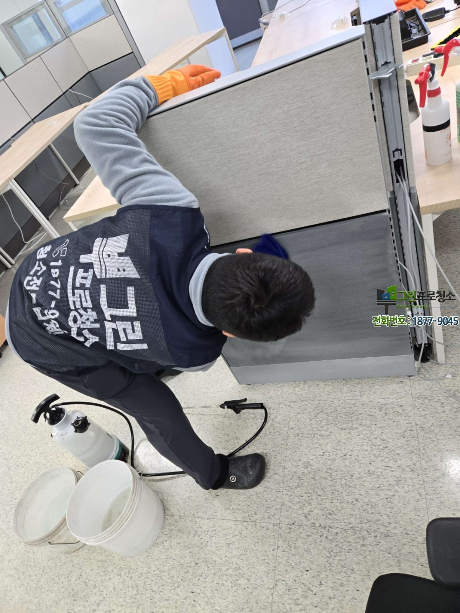 전문 장비로 의자 얼룩을 제거하는 과정