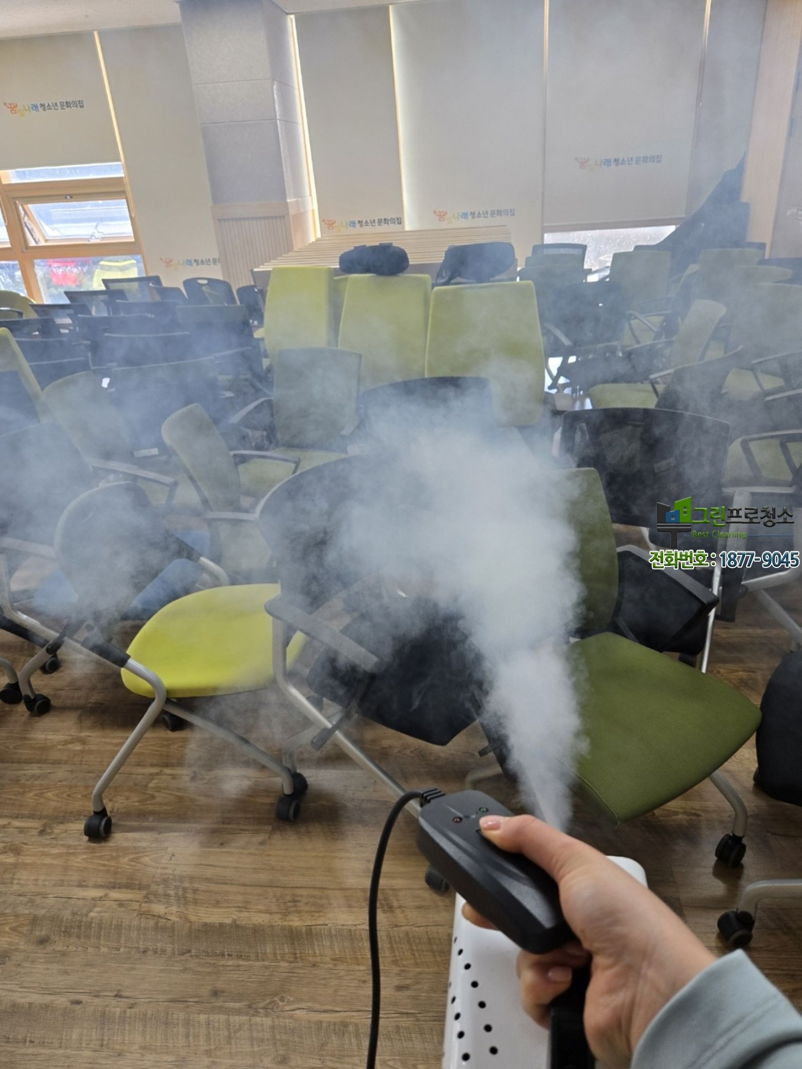 청소 후 깔끔해진 의자와 파티션