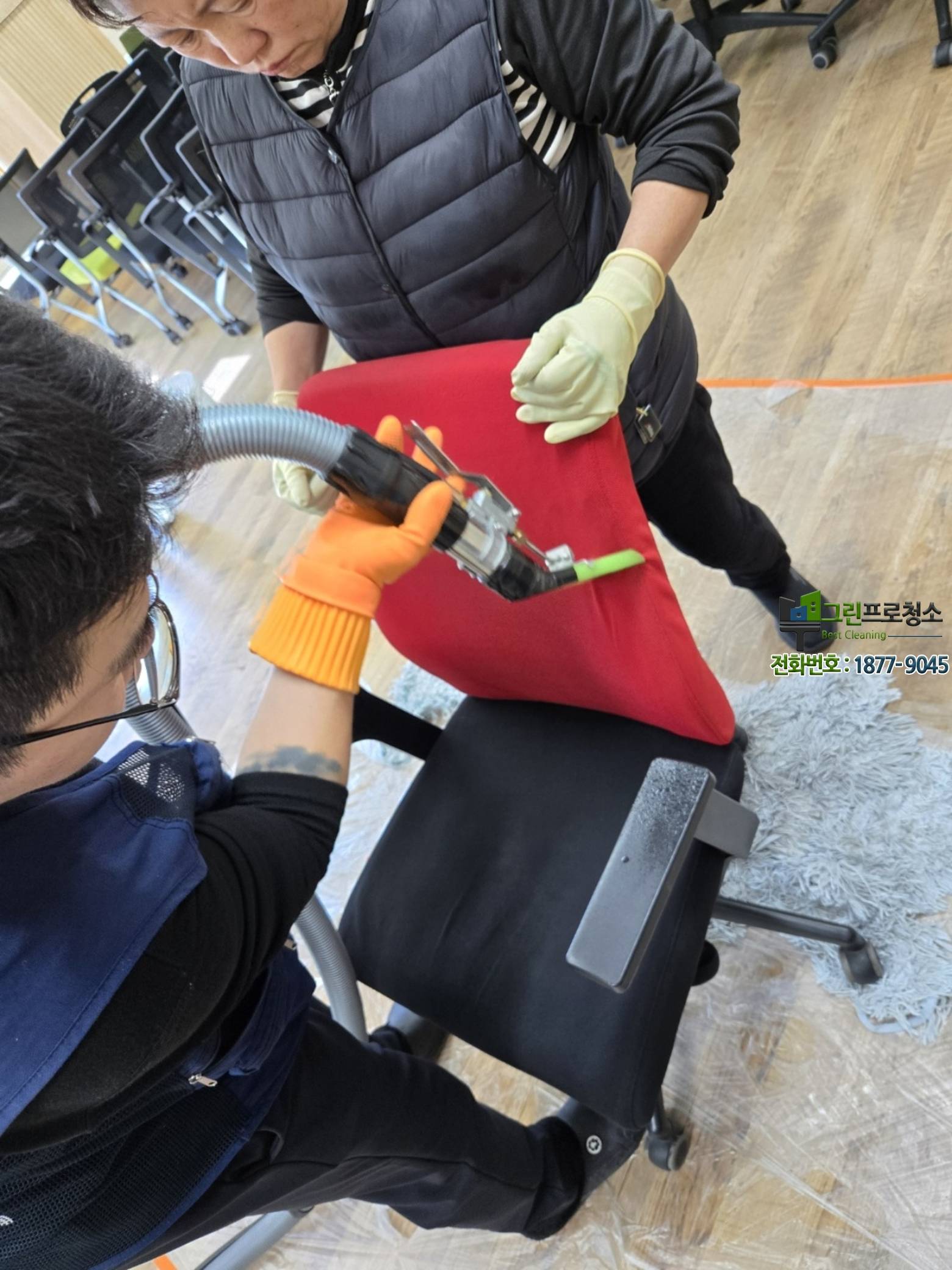 정기 청소로 관리되는 사무 공간