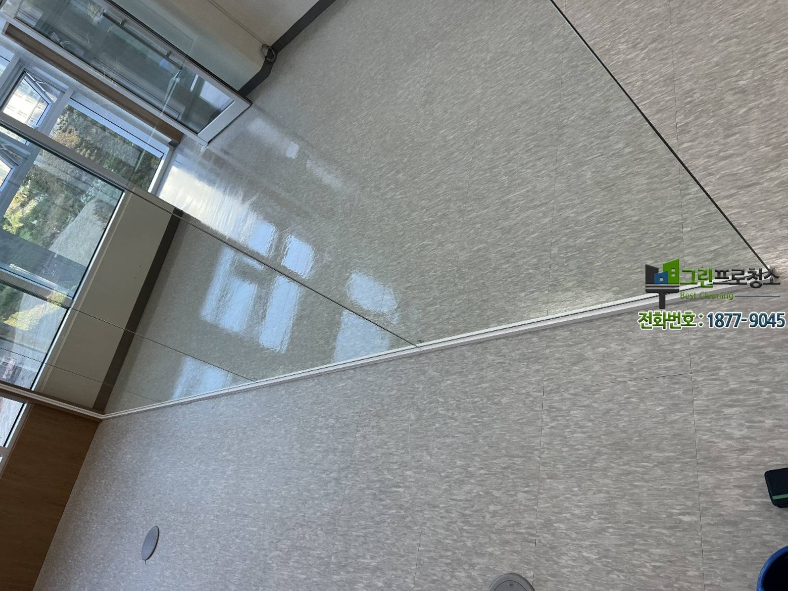 몰딩과 창틀 틈새에 쌓인 공사 먼지