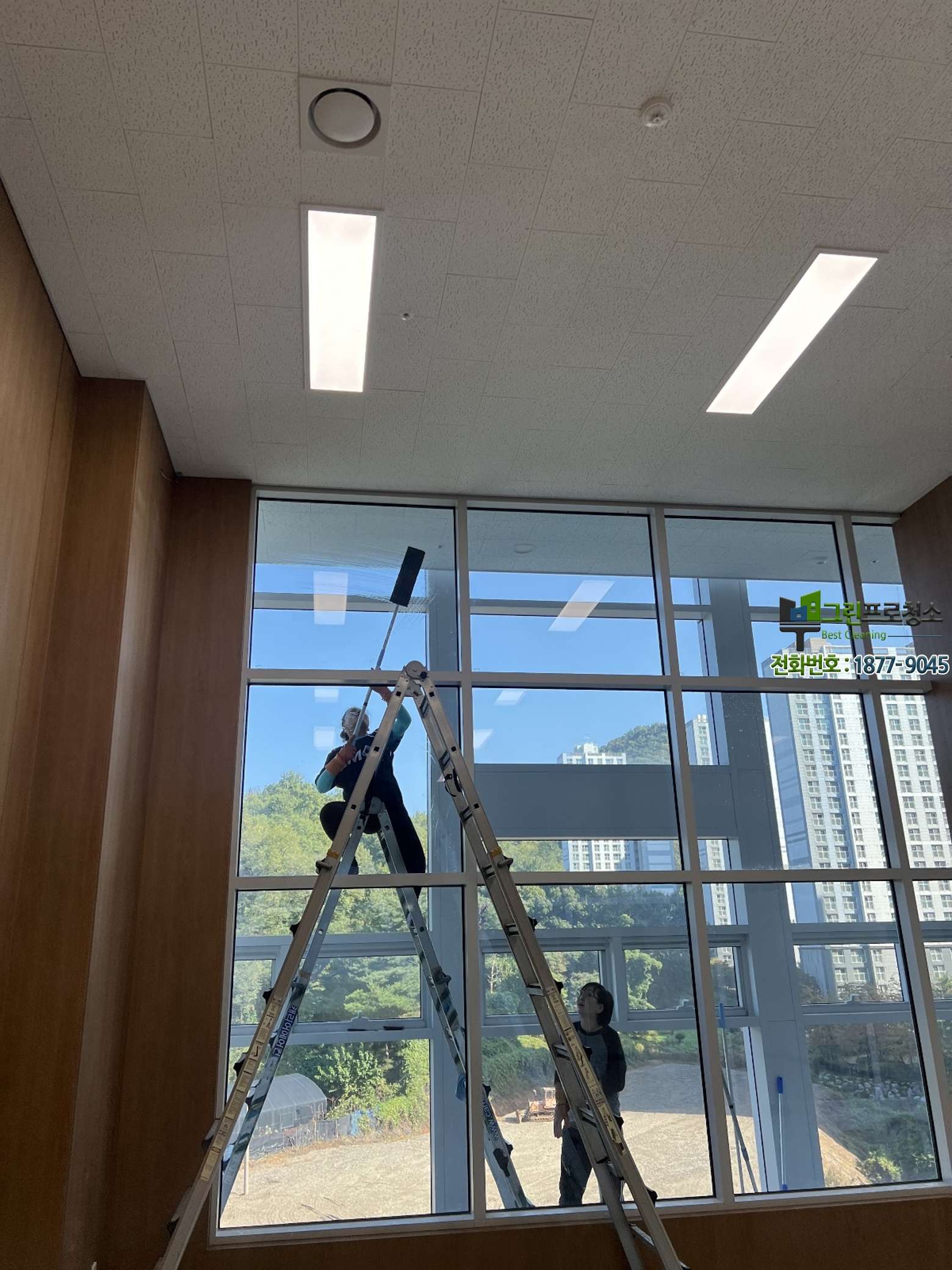 청소 전후 차이가 드러나는 바닥 상태