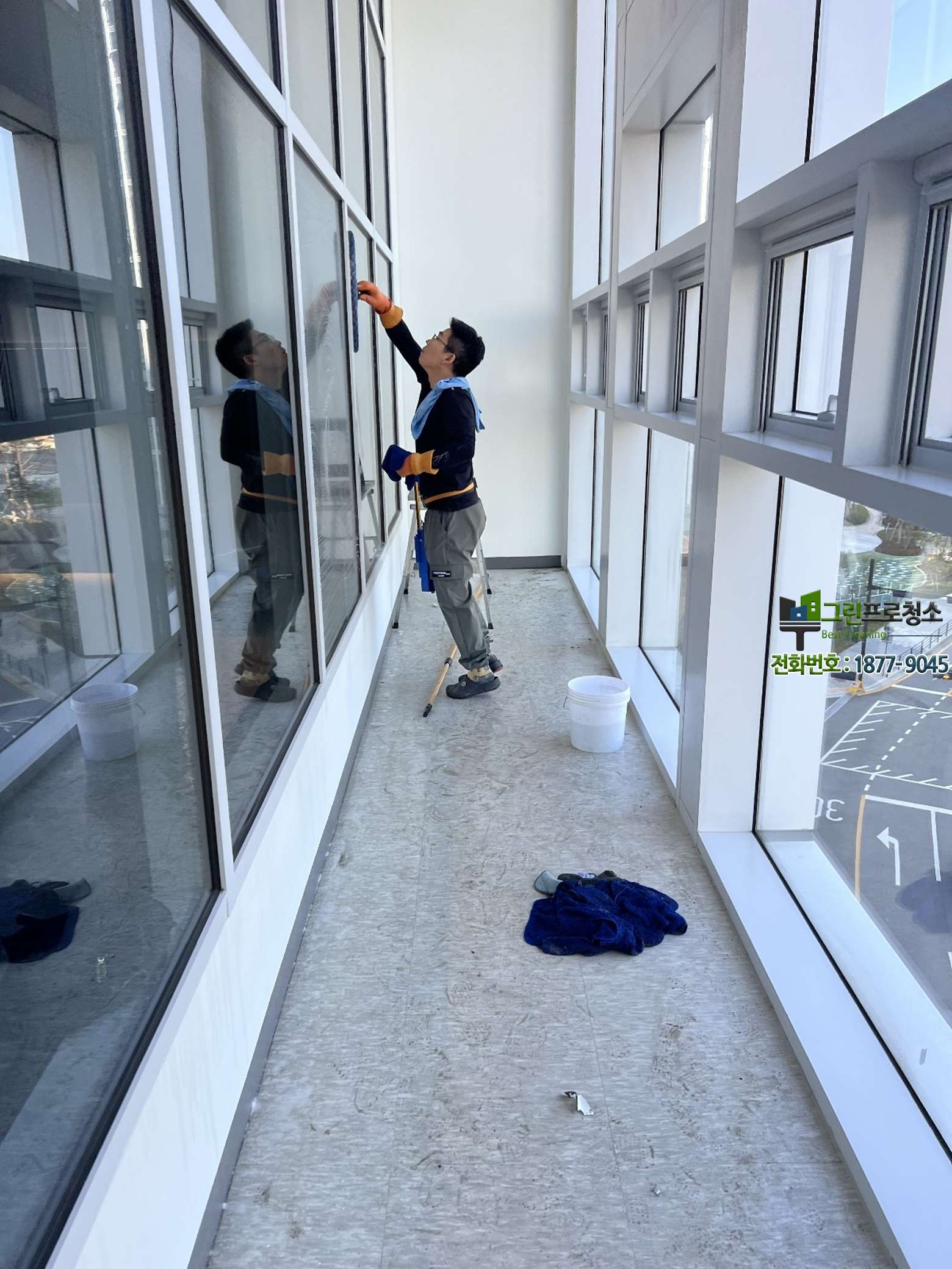 청소 작업 중 세밀하게 먼지를 제거하는 모습