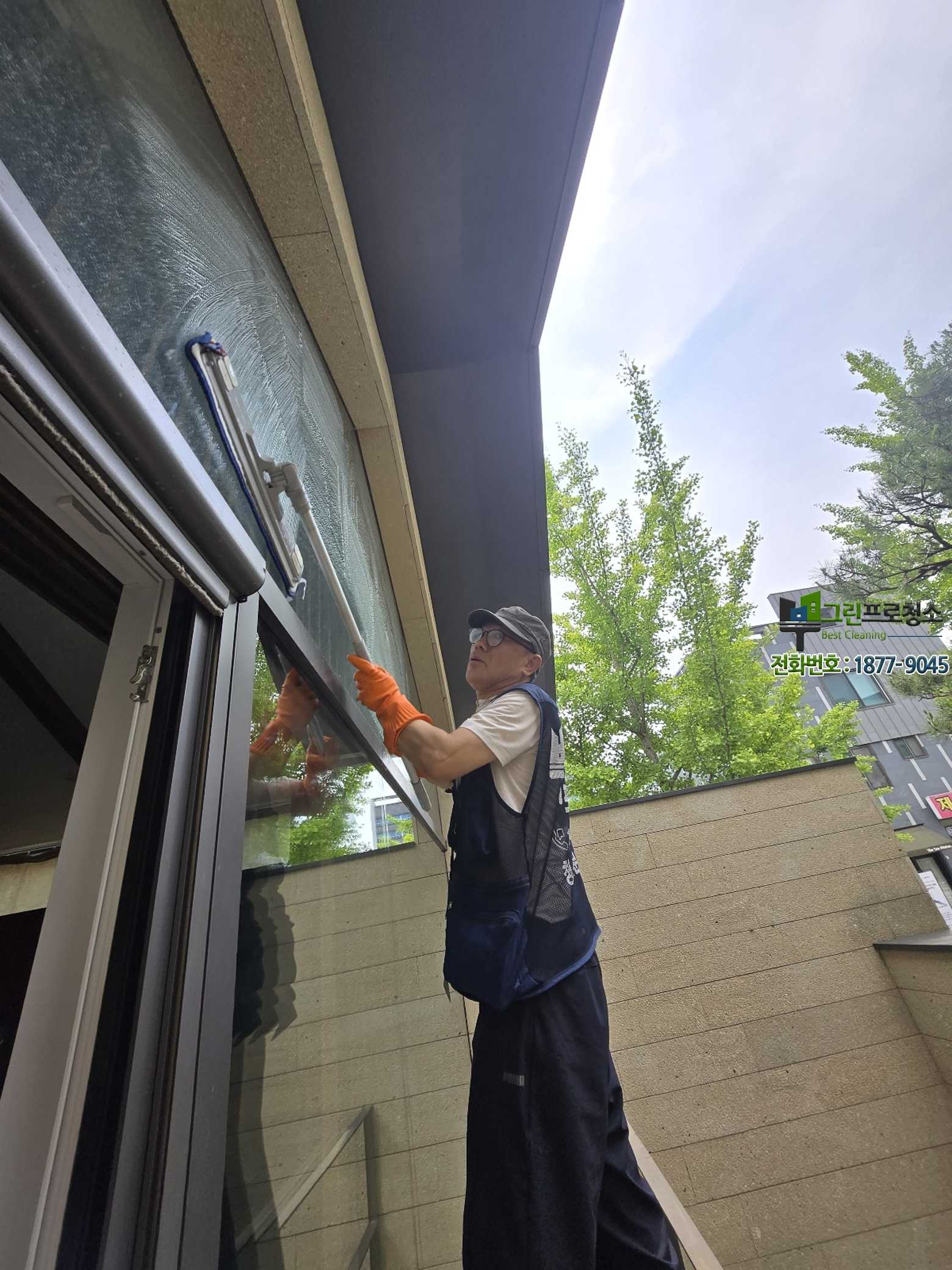 맞춤형 외벽 청소를 진행하는 전문 인력