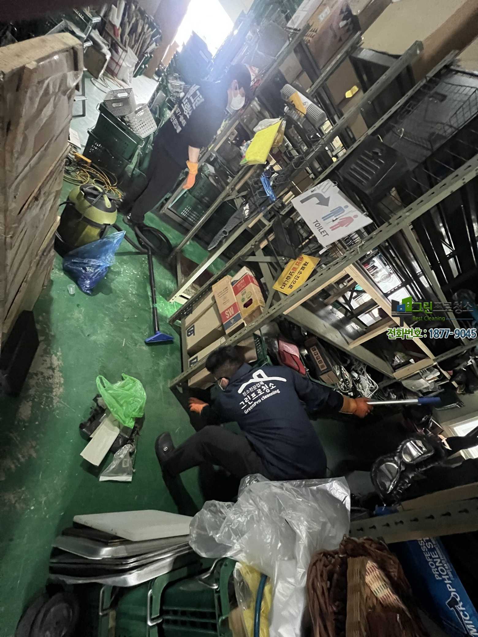 먼지와 오염이 쌓인 창고 바닥과 선반