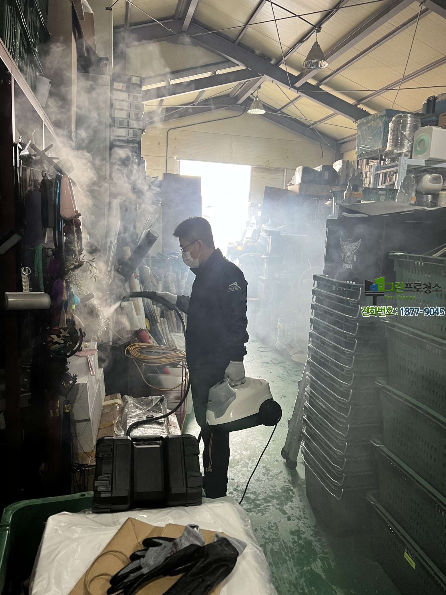 고압 세척 장비로 바닥을 청소하는 모습