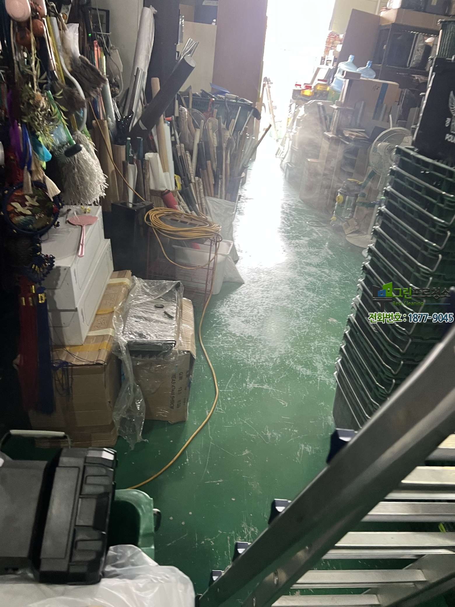 정리정돈 후 안전한 창고 작업 환경