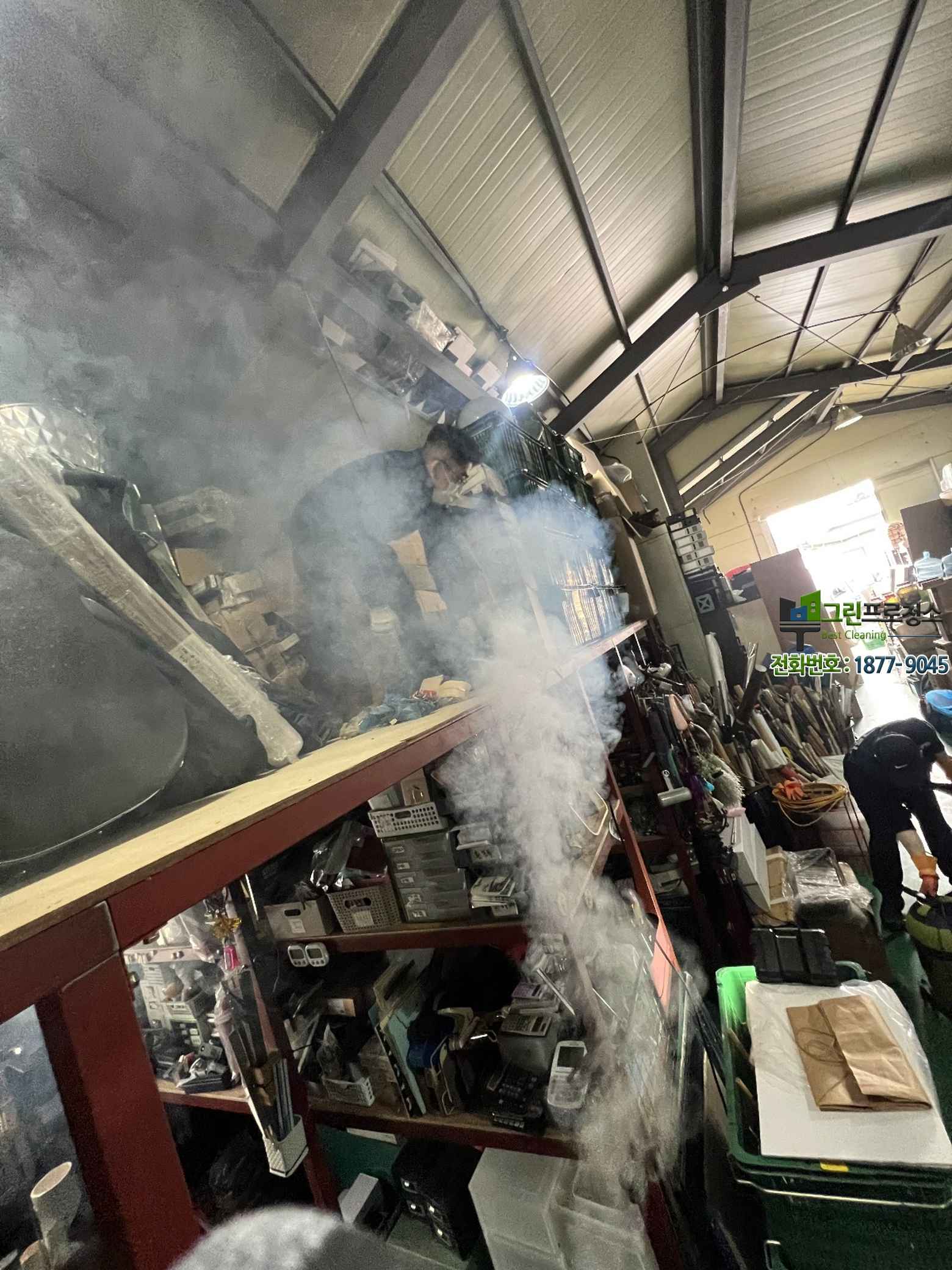 전문 교육을 받은 청소 인력이 작업하는 모습