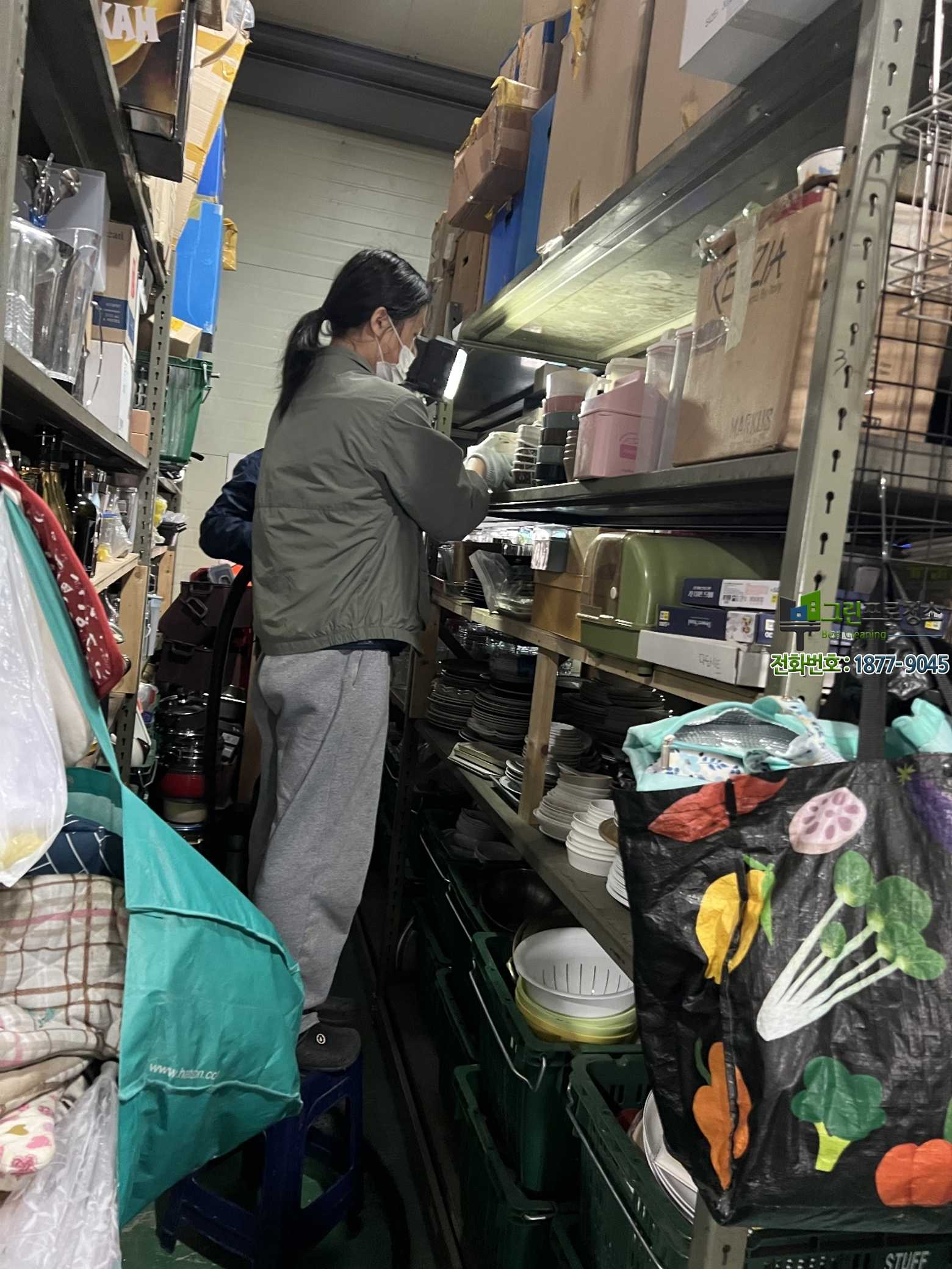 정기 청소로 깔끔하게 유지된 창고