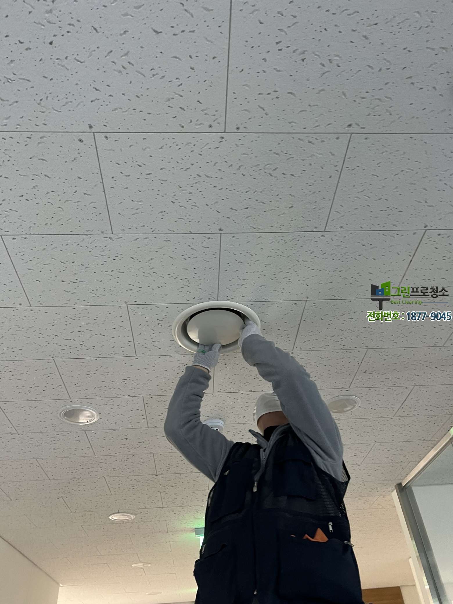 상업공간 천장 환풍기 오염 사례