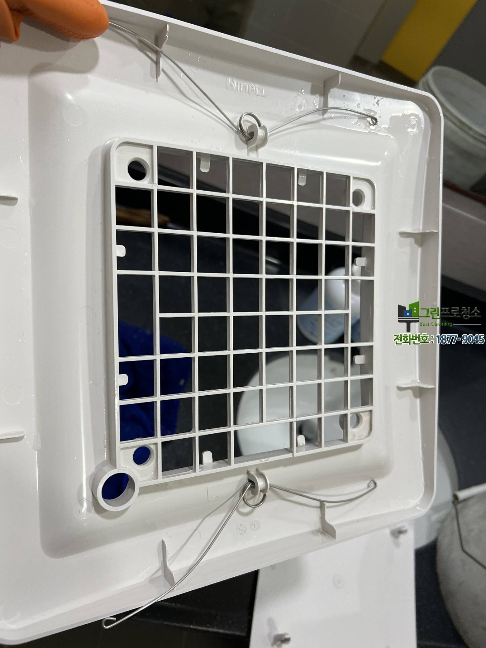 청소 후 깨끗해진 환풍기 내부