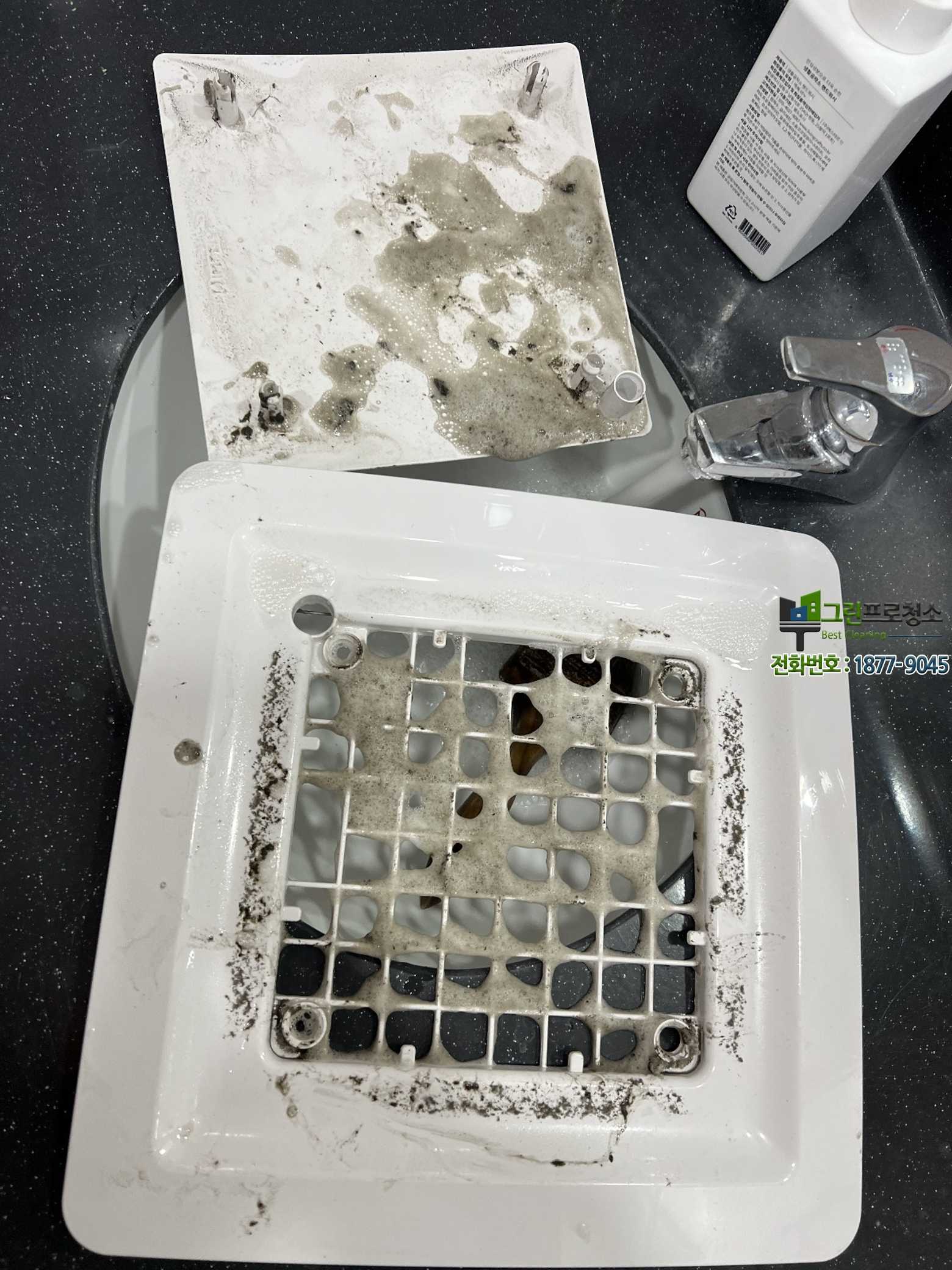 현장 점검 중인 전문 청소 인력