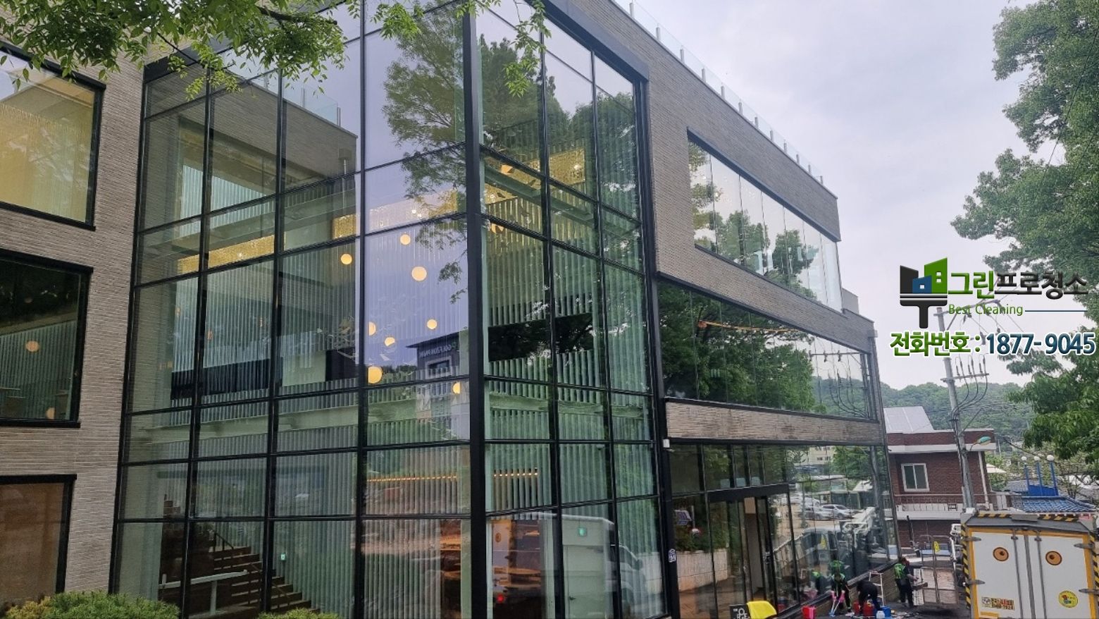 전문 유리 청소 후 완성된 안산 카페 매장 전경