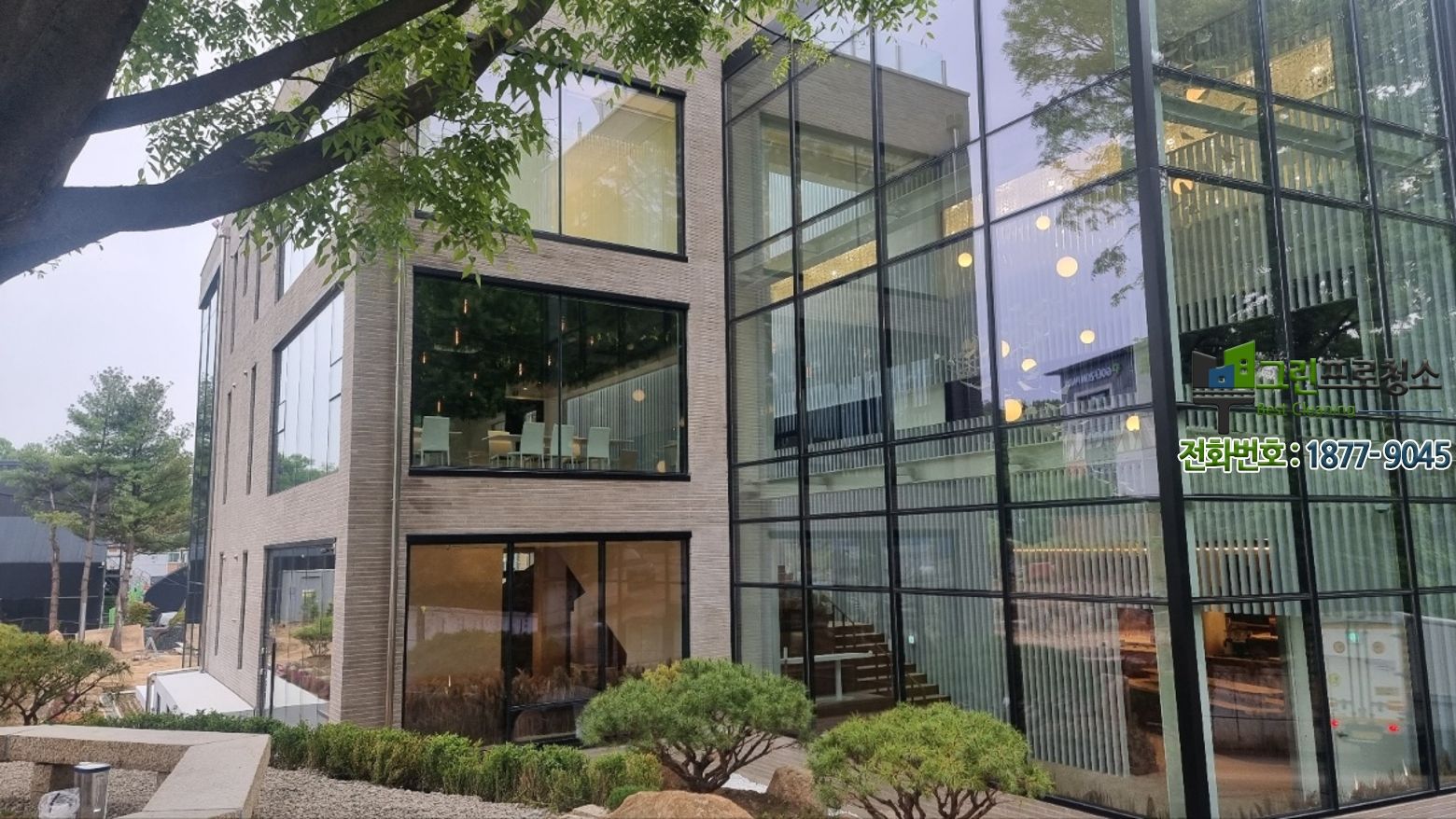 전문 장비로 진행되는 카페 매장 유리 클리닝 작업