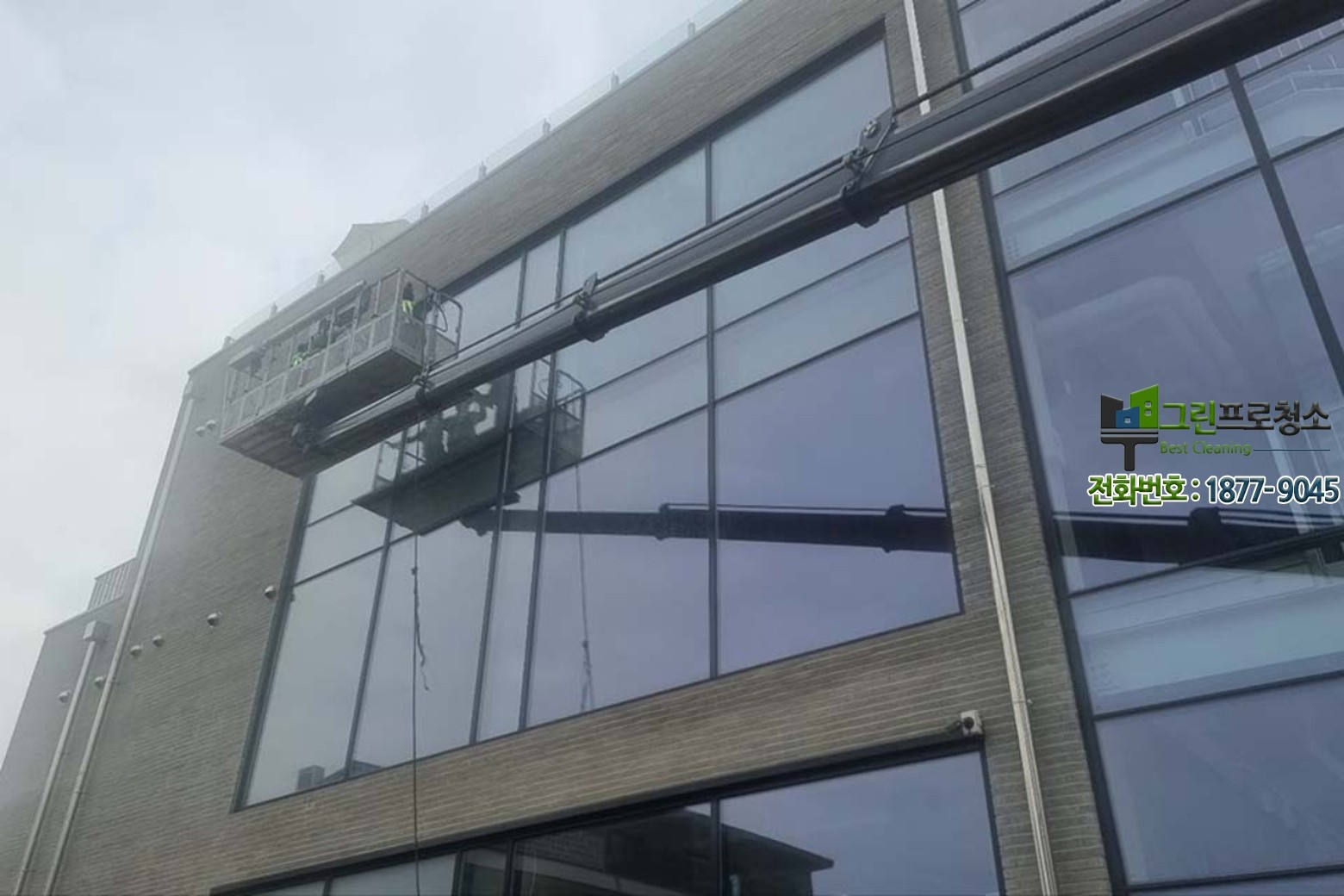 깨끗한 유리가 돋보이는 안산 카페 내부 전경