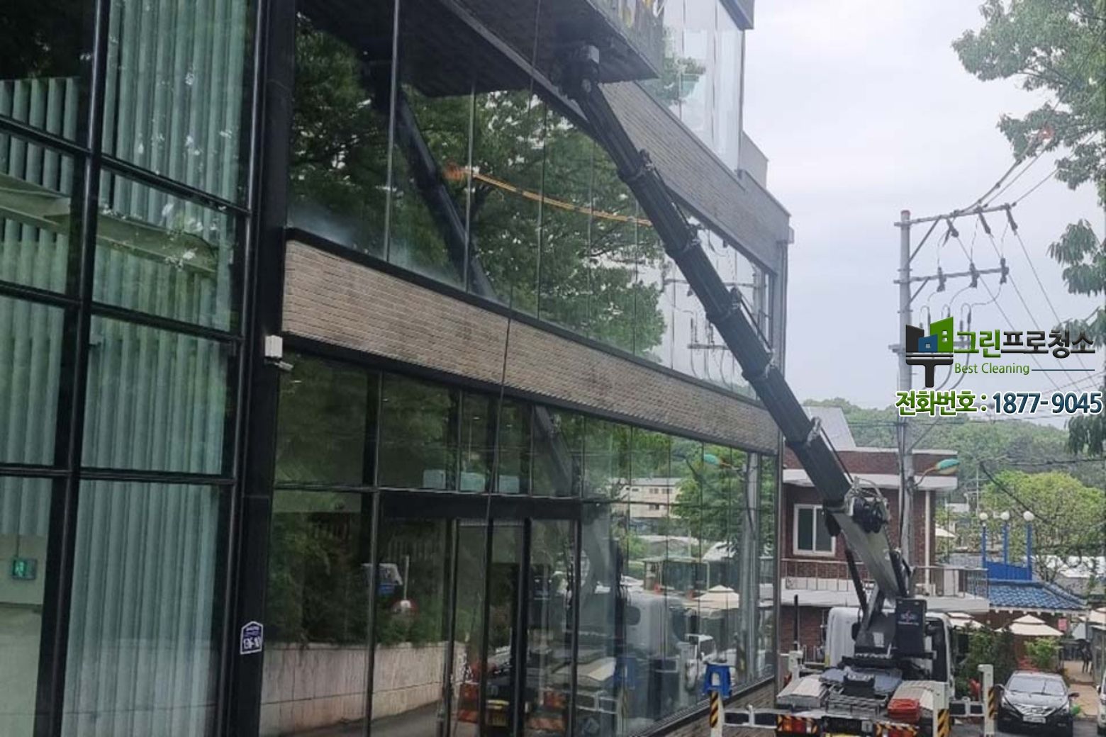 카페 매장 유리 청소 단계별 작업 사진