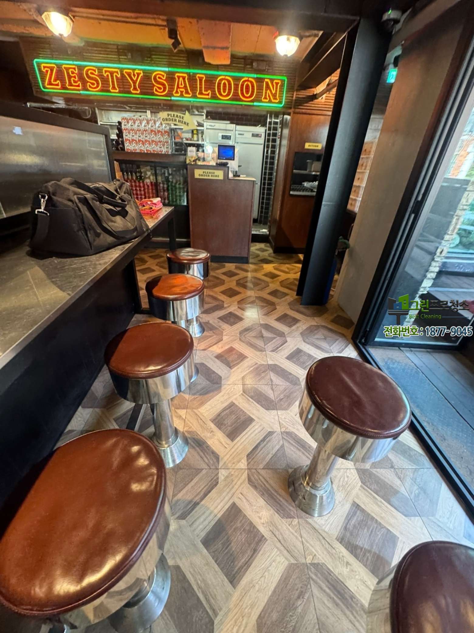 깨끗하게 관리된 타일 바닥 마무리 모습