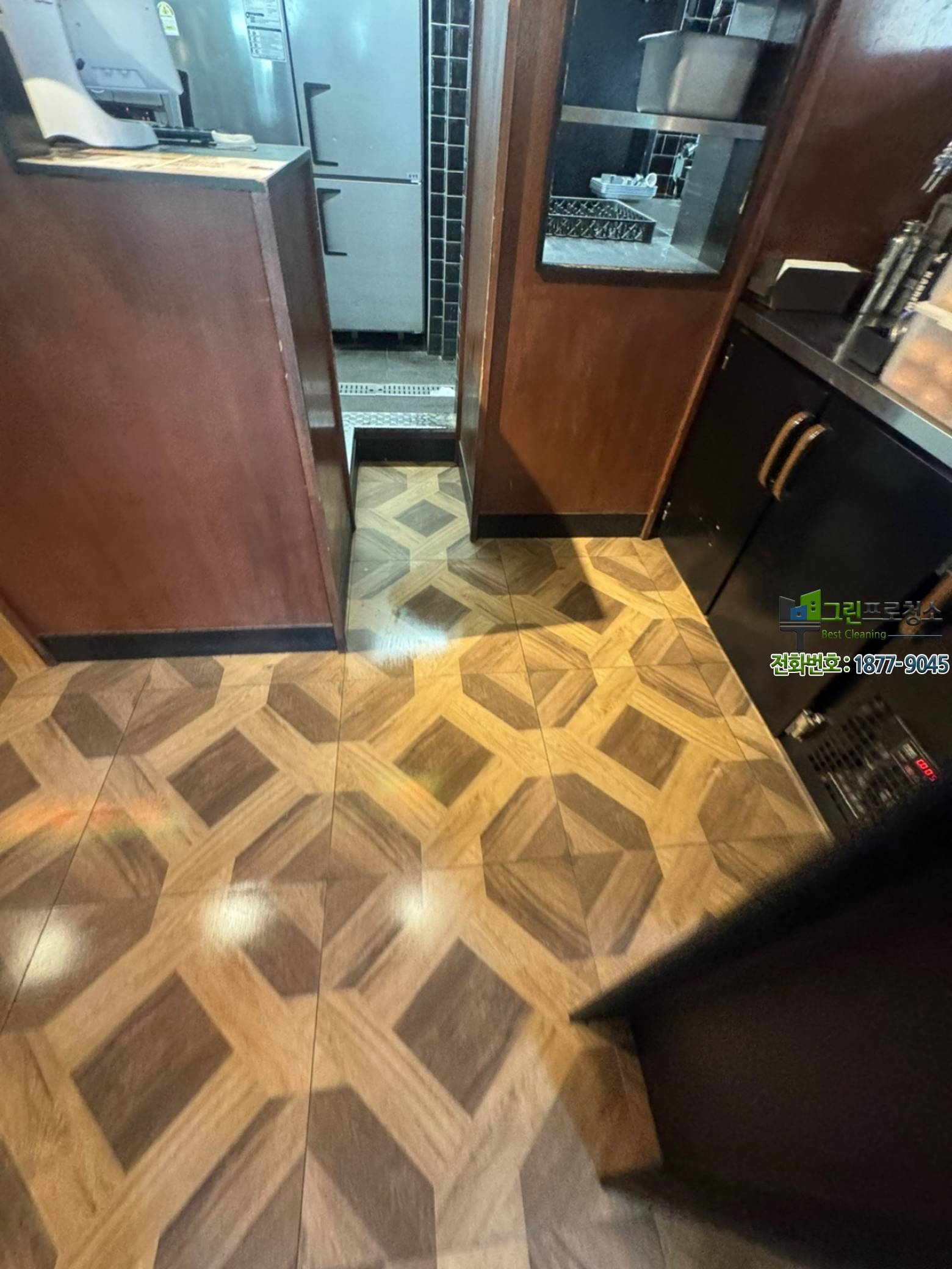 줄눈 사이 오염이 심한 타일 바닥