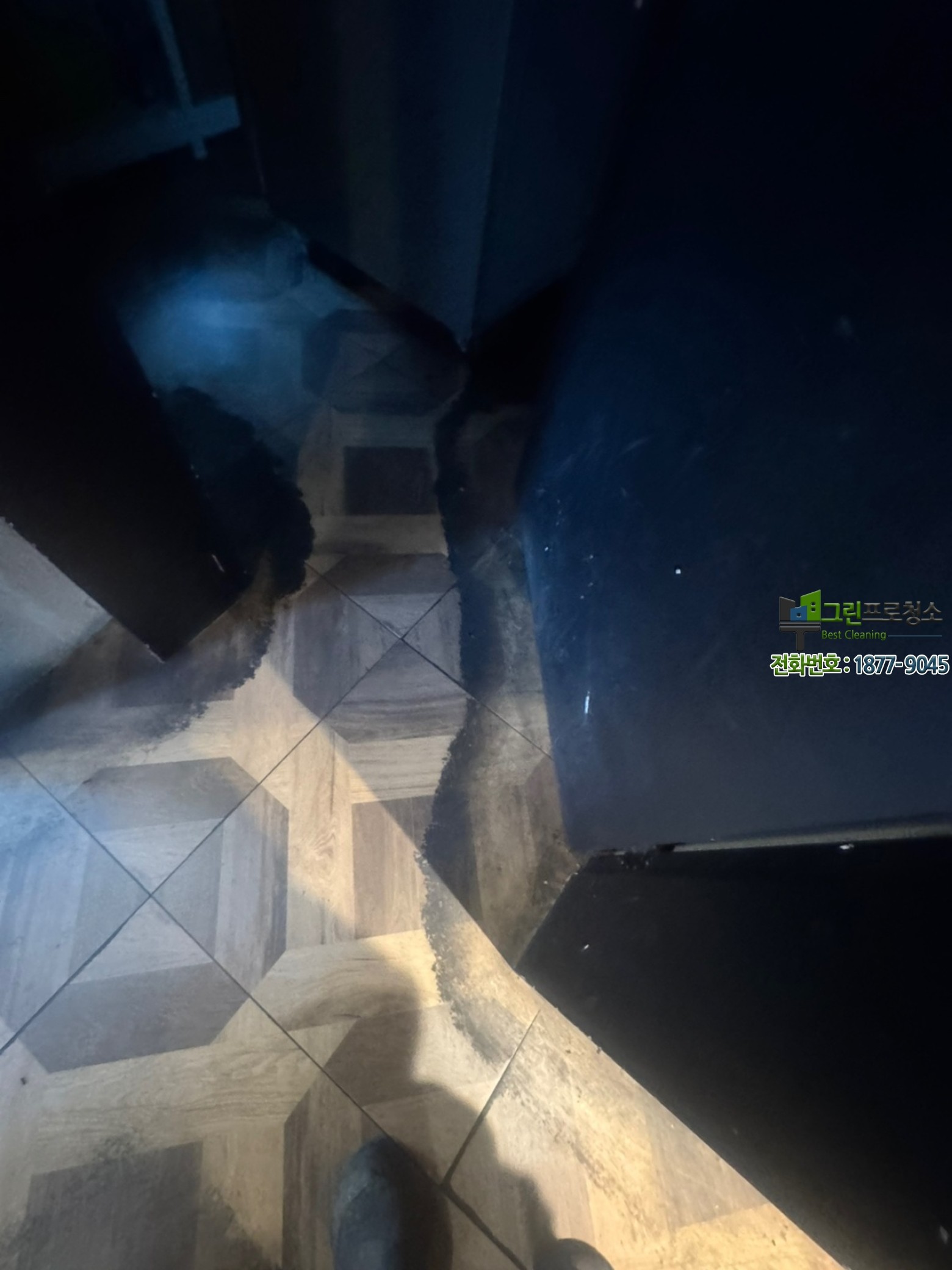 전문 장비로 타일을 세척하는 과정